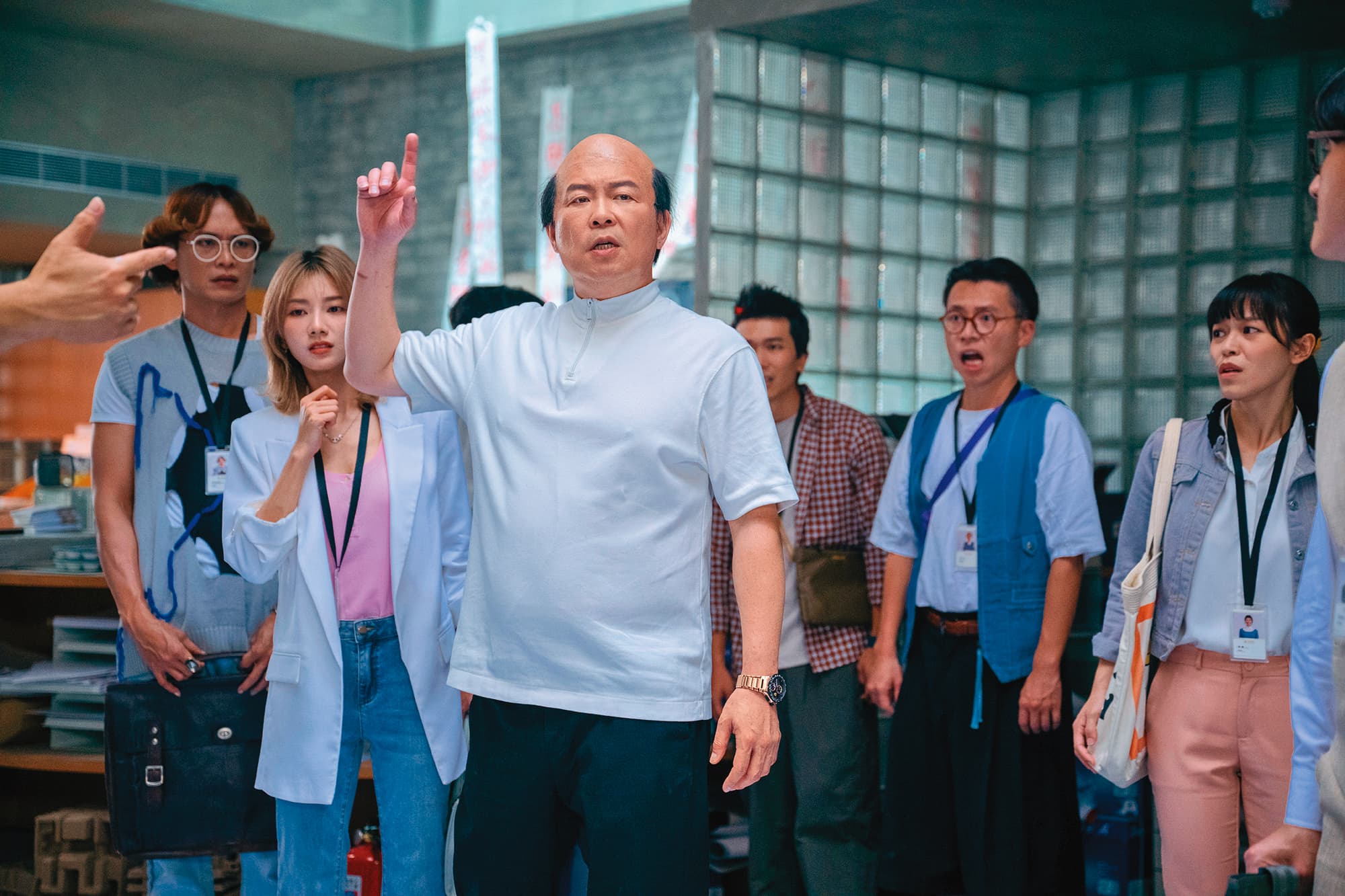 曾國城(左三)飾演Boss一角,與黃鐙輝(左起)、豆花妹同台飆戲。(華映娛樂提供)
