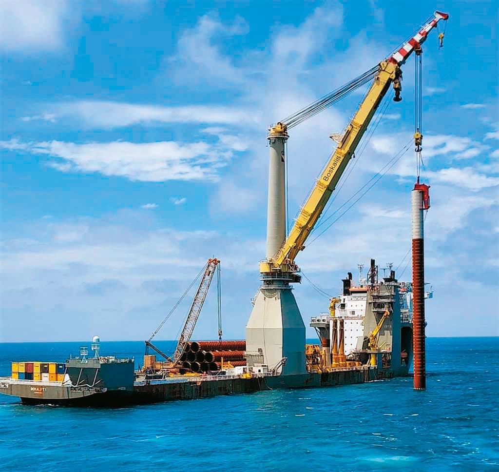 世紀鋼在彰化外海協助建立離岸風場的水下基樁安裝。(伯威海事提供)