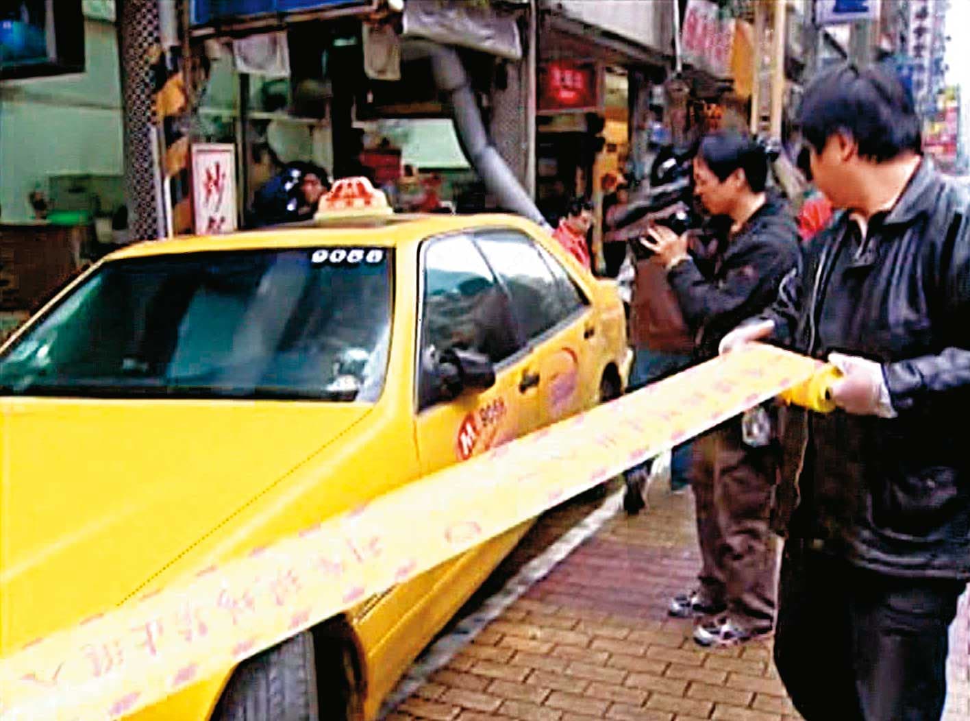 警方在陳姓男子開的計程車上,採集到死者的頭髮等證物。(東森新聞提供)