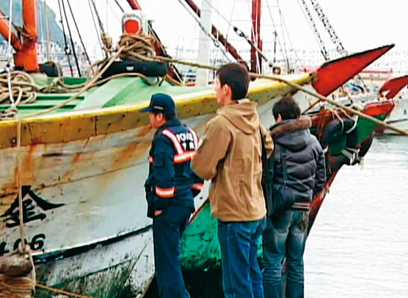 2名外籍漁工在基隆八斗子漁港發現浮屍,警方獲報前往現場打撈。(東森新聞提供)