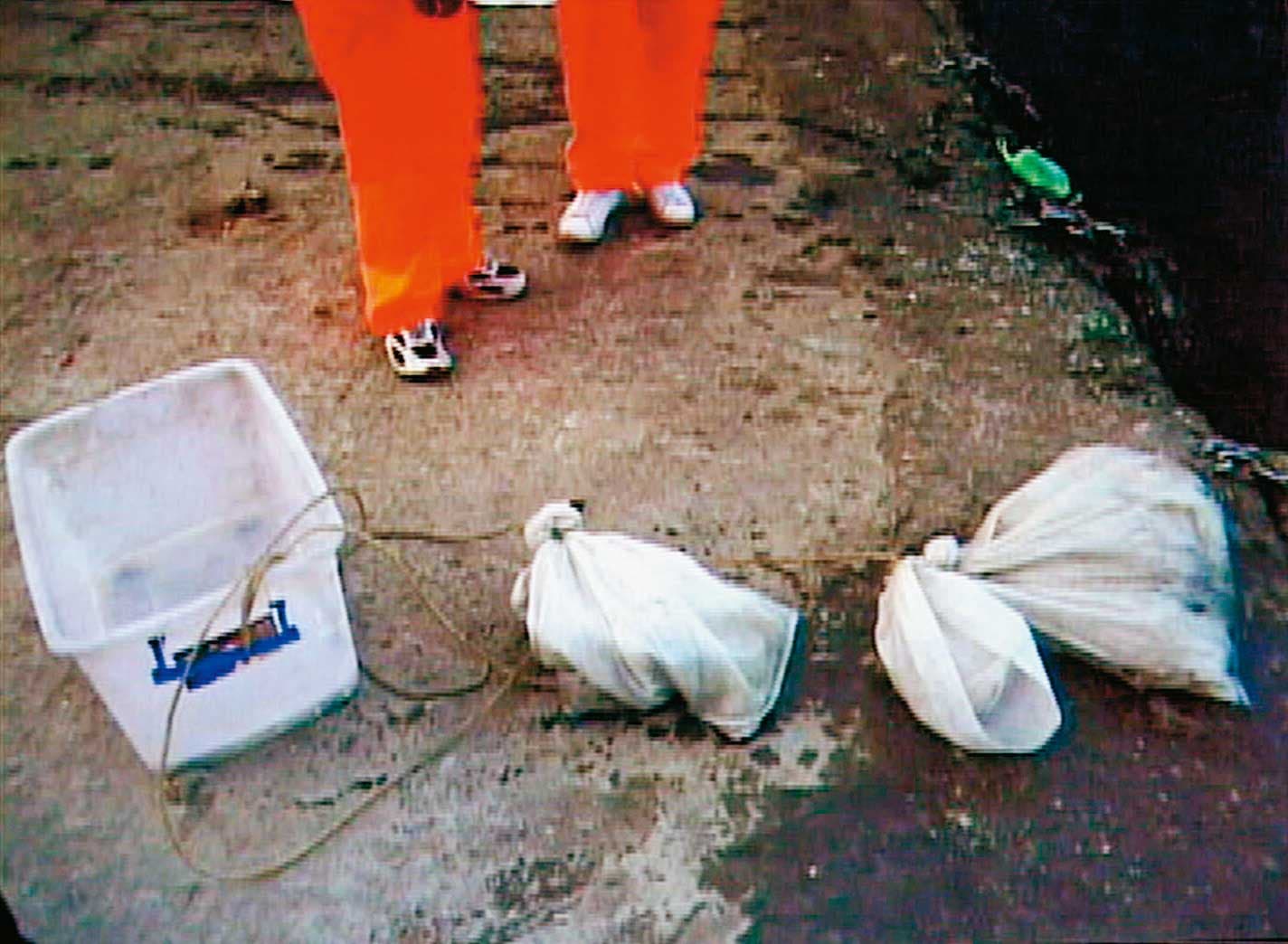死者被打撈上岸時,身上纏著1個置物箱及2只裝著石頭的米袋。(東森新聞提供)