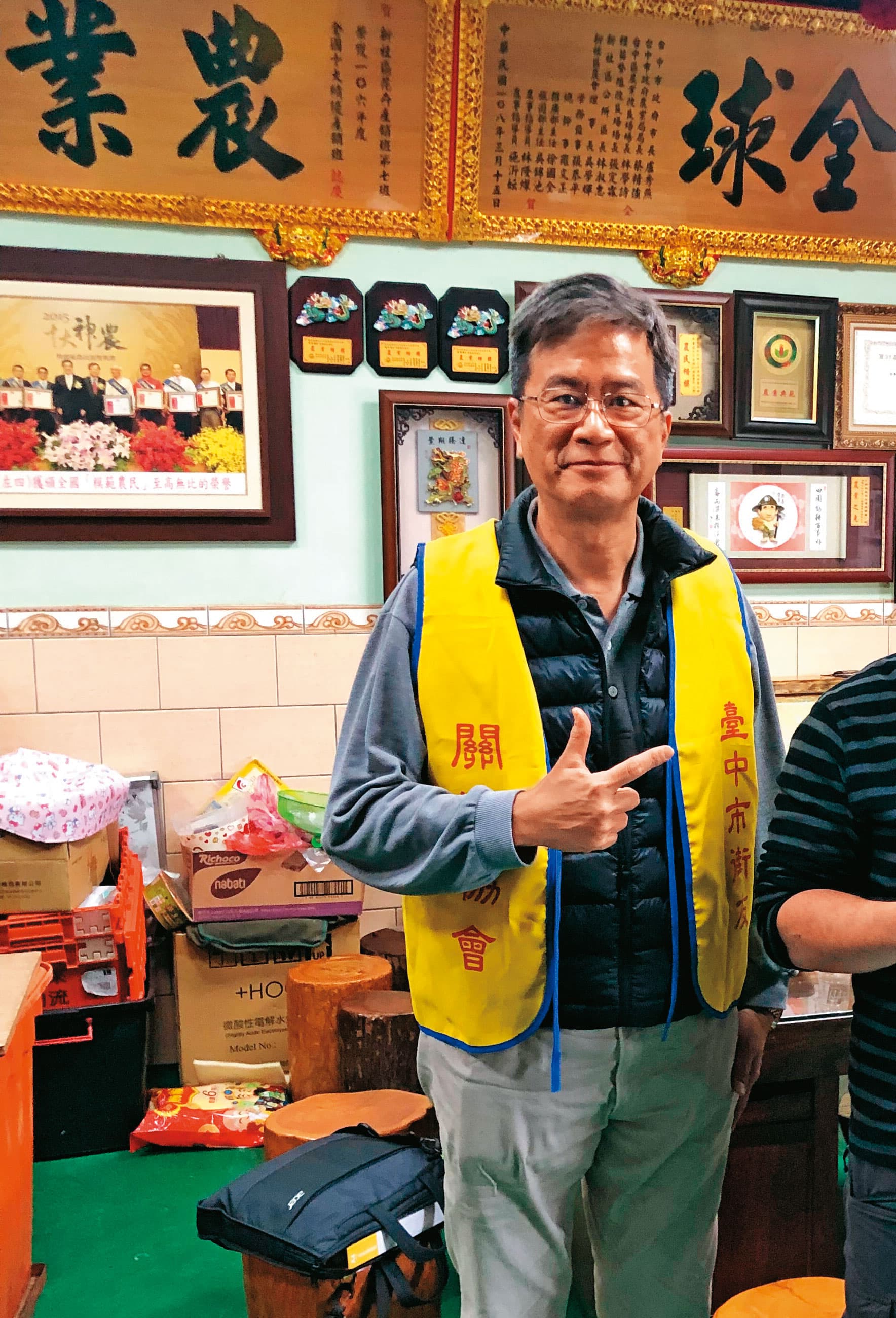 協會執行祕書林宜宏(左)曾是教育局官員,因索賄入獄,目前假釋中。(讀者提供)