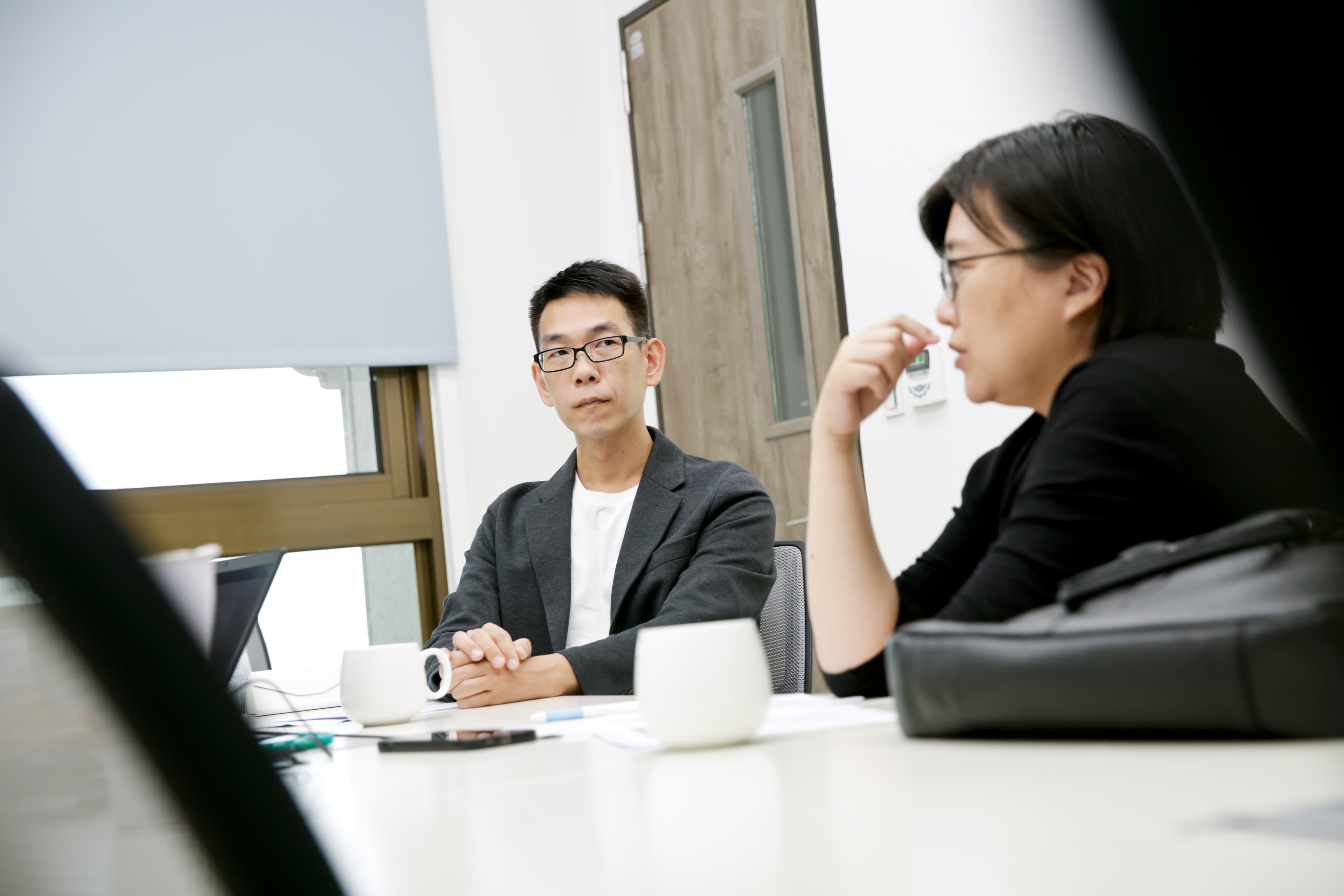 台版《CODE浮士德遊戲》導演詹大為(左)與監製郭文雯接受本刊專訪,透露製播時就希望能讓作品透過更多平台被看見。