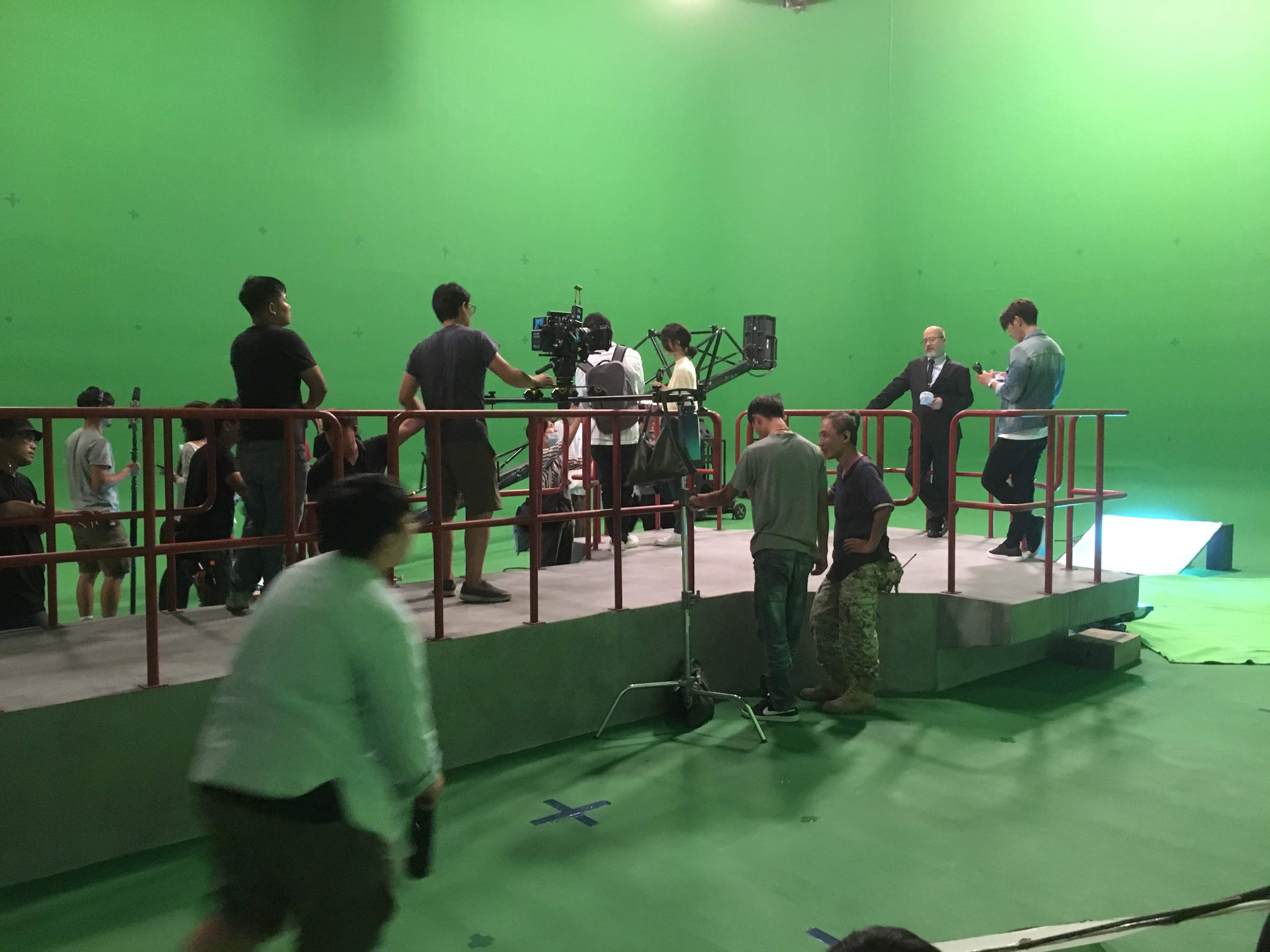 第2季中出現的IT公司蘭利科技有許多畫面都靠後製特效完成,拍攝時演員在搭建的高台和綠木前進行演出。(集合電影提供)