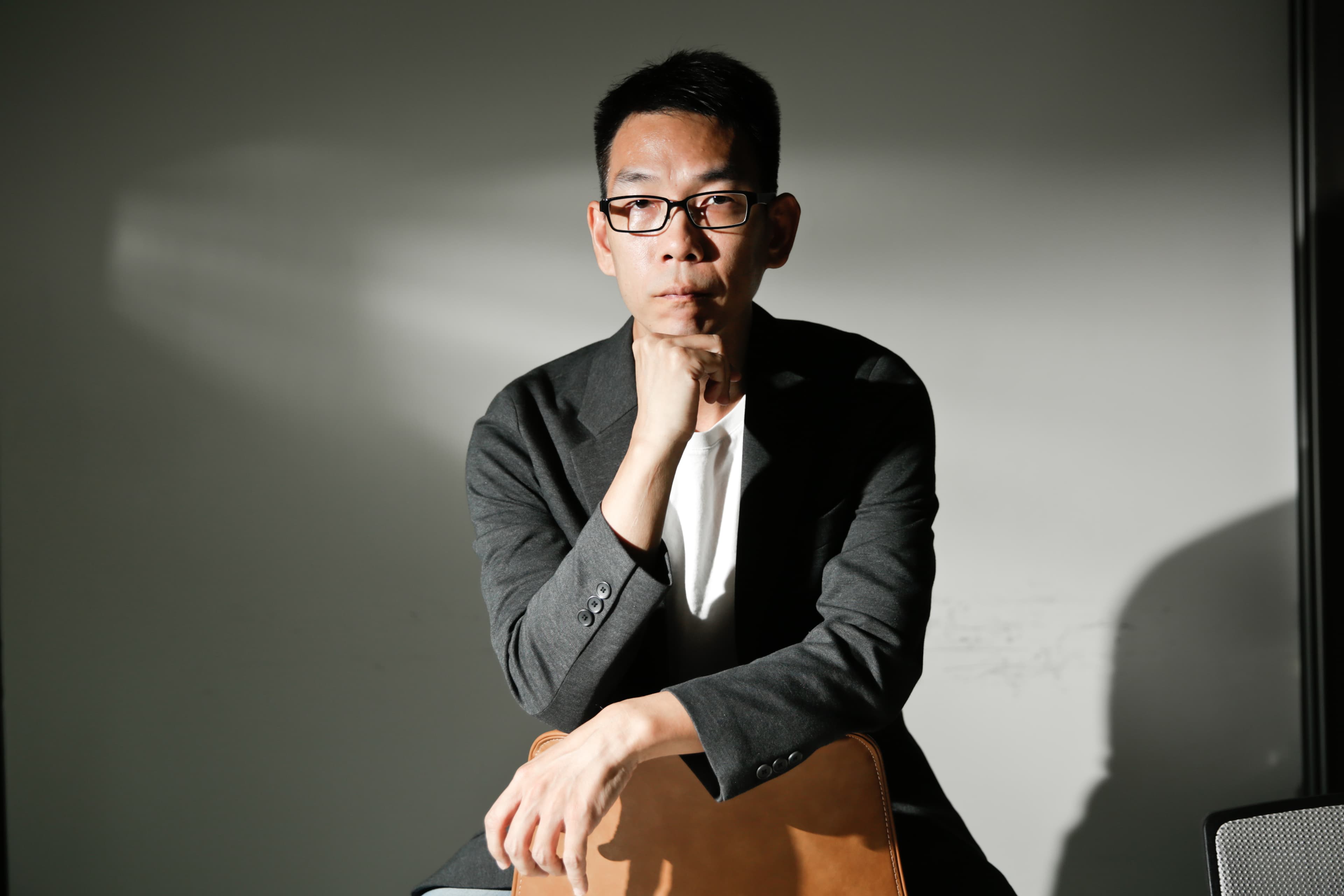 導演詹大為製作《CODE》不輕易妥協,求好心切的他甚至自己睡在特效公司盯進度。