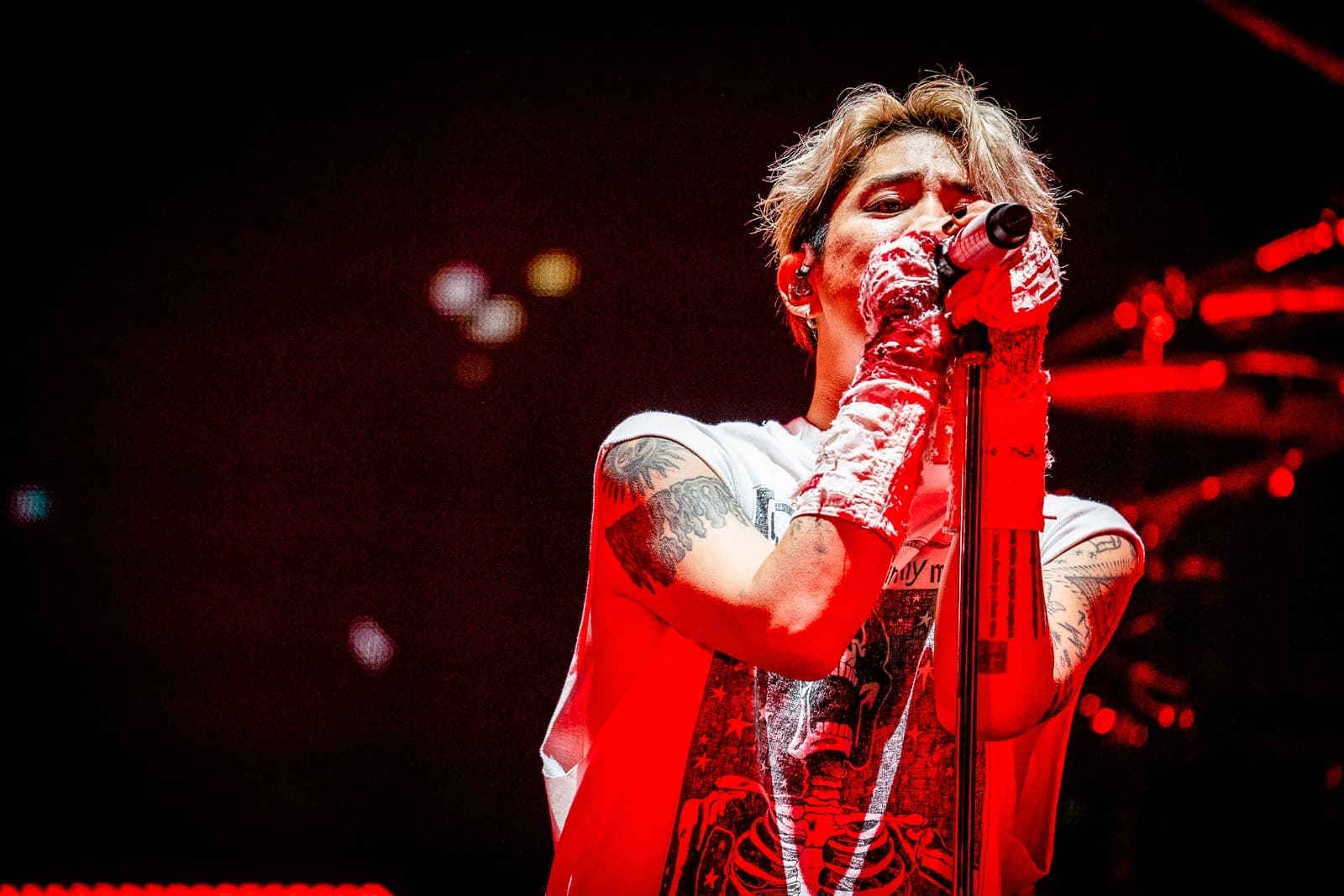 「ONE OK ROCK」主唱Taka整場以英、日文與歌迷互動,唱太嗨還跳下舞台。(Rui Hashimoto、雅慕斯娛樂、必應創造 B'in Live提供)