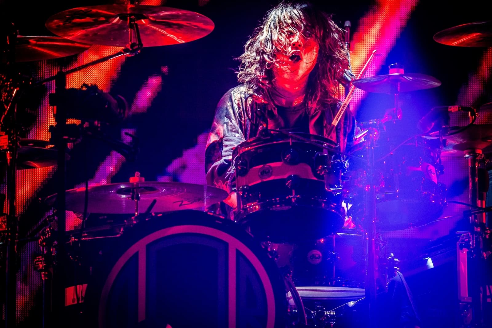 「ONE OK ROCK」鼓手Tomoya用中文說:「我愛101,我愛鹹酥雞!」(Rui Hashimoto、雅慕斯娛樂、必應創造 B'in Live提供)