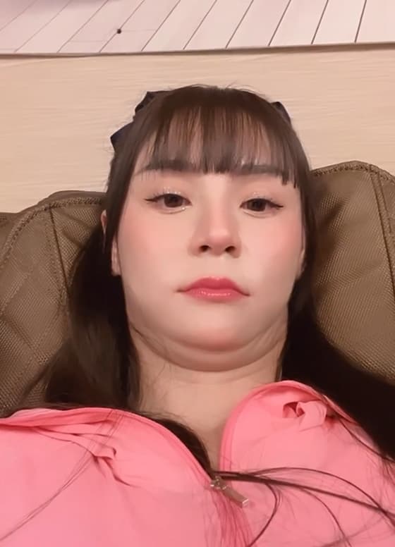 短今大方分享自己的雙下巴炸裂的畫面。(翻攝自IG@sammie_923)