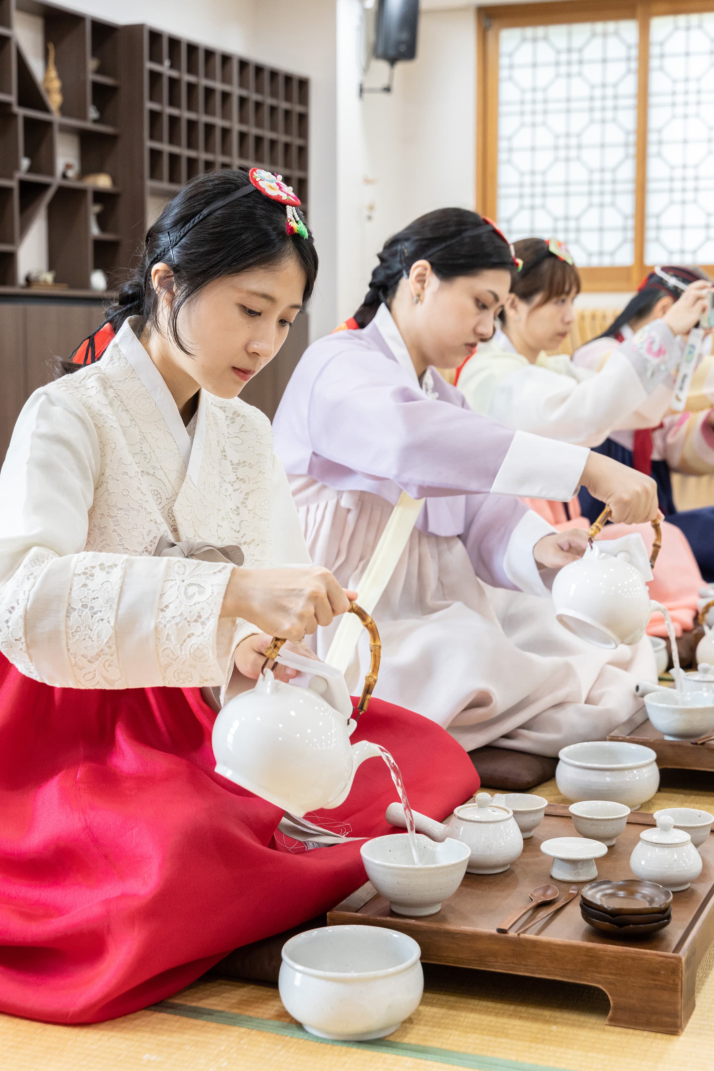 從溫杯、移動茶杯等步驟,能體會韓國茶道相當講究長幼尊卑等禮儀。