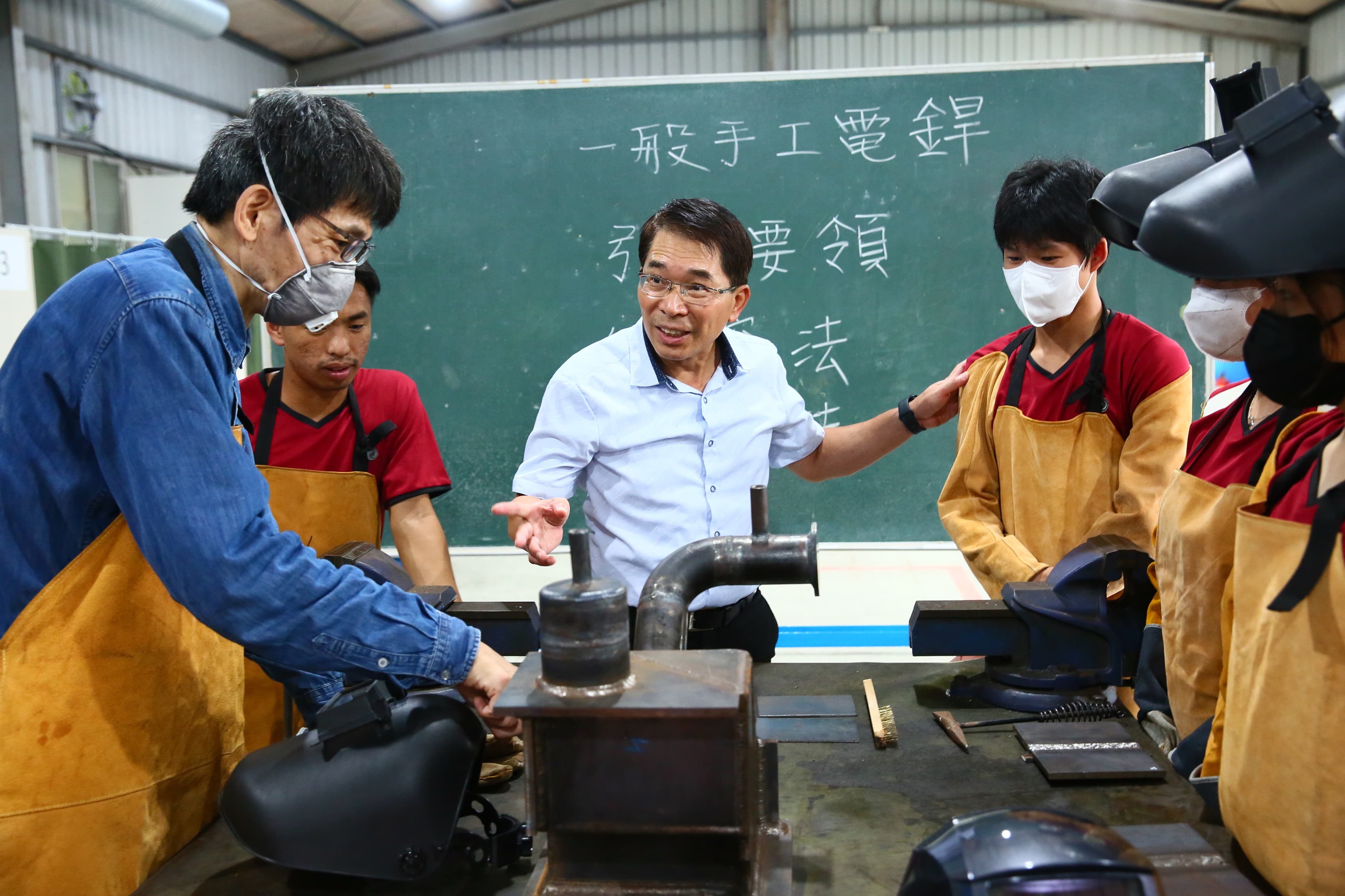 國內如火如荼發展離岸風電,卻都任用高薪國外技師,世紀鋼想藉由辦學,讓工作機會留給台灣年輕人。圖為世紀綠能工商校長陳崑玉與學生。