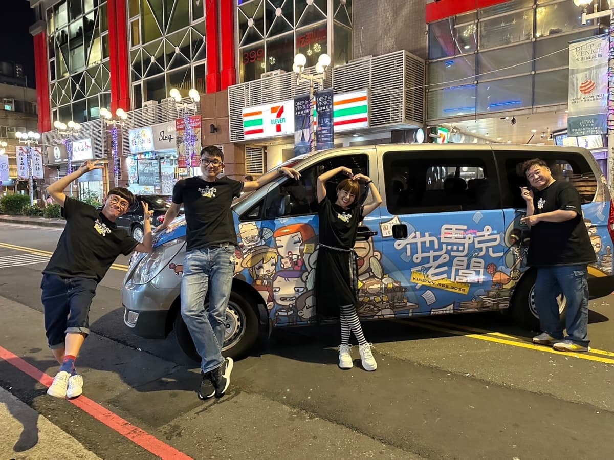 劇組打造的電影宣傳車十分繽紛,演員們也忍不住在車前合影。(氧氣電影提供)