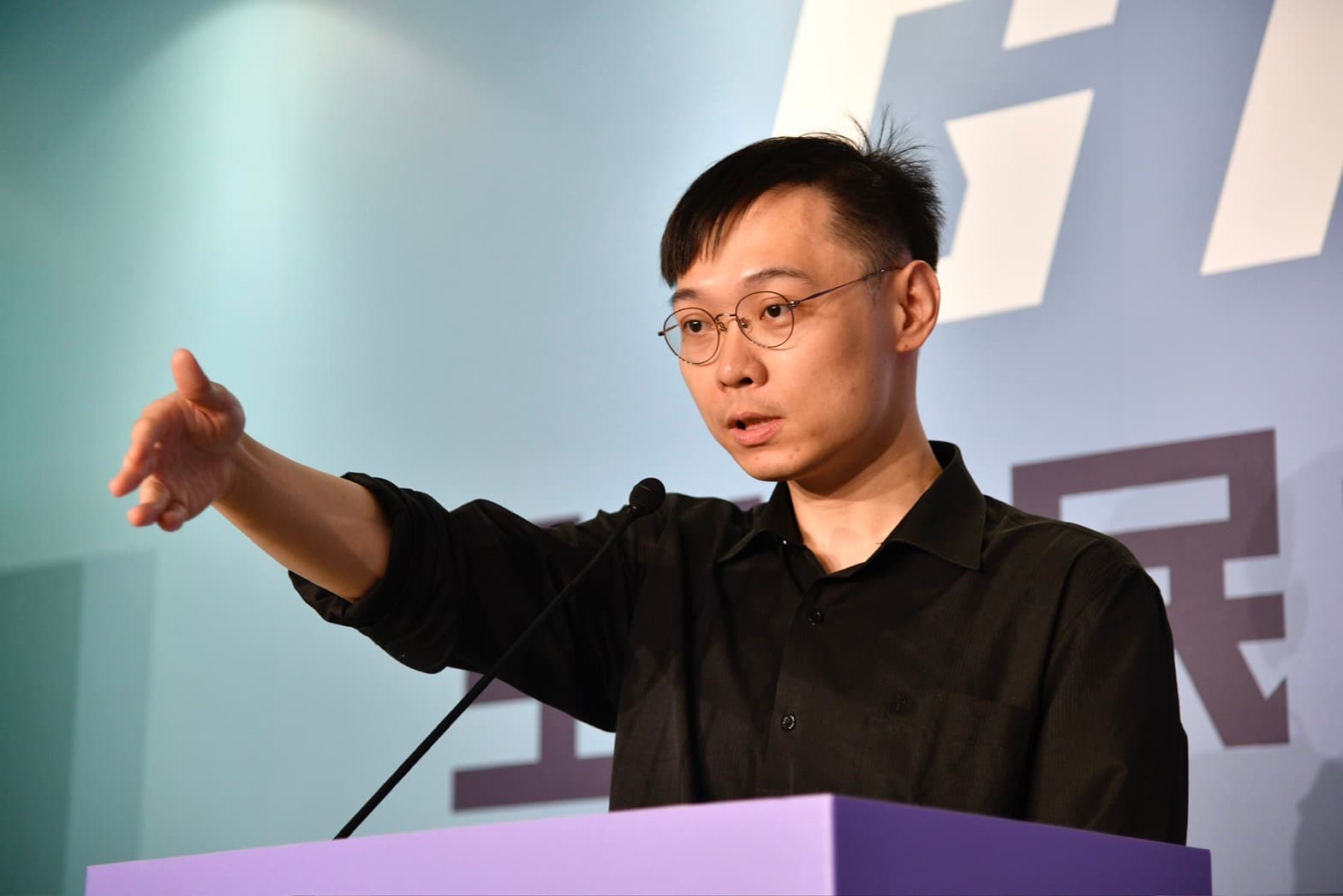 郭賴配於北市忠孝東路的台北連署總站今天開張,黃士修表示最快明天就能開放連署。
