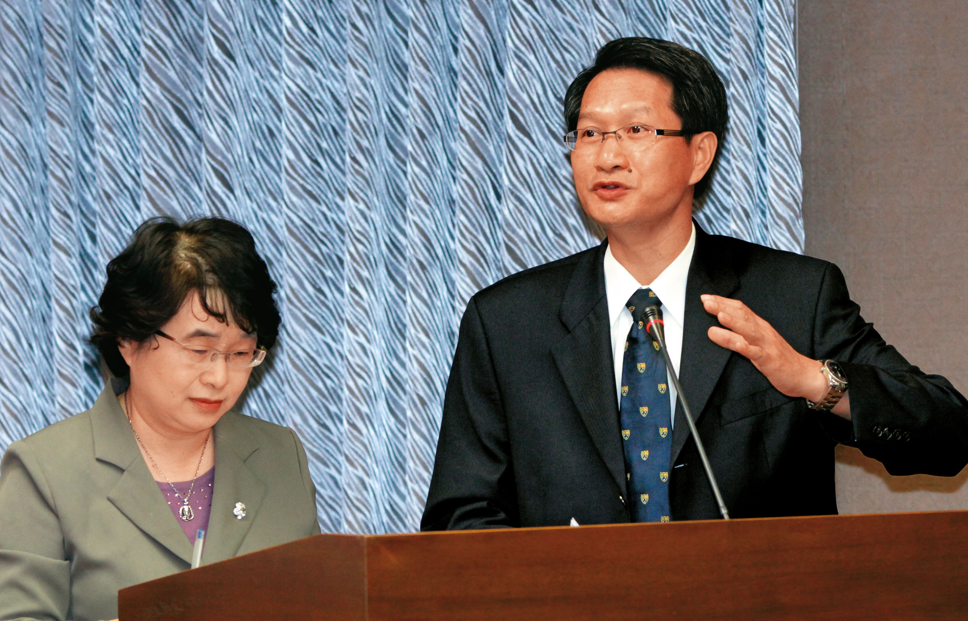 王春益(右)遭下屬告發偽造文書、貪汙,被士林地檢署約談。(聯合新聞網提供)