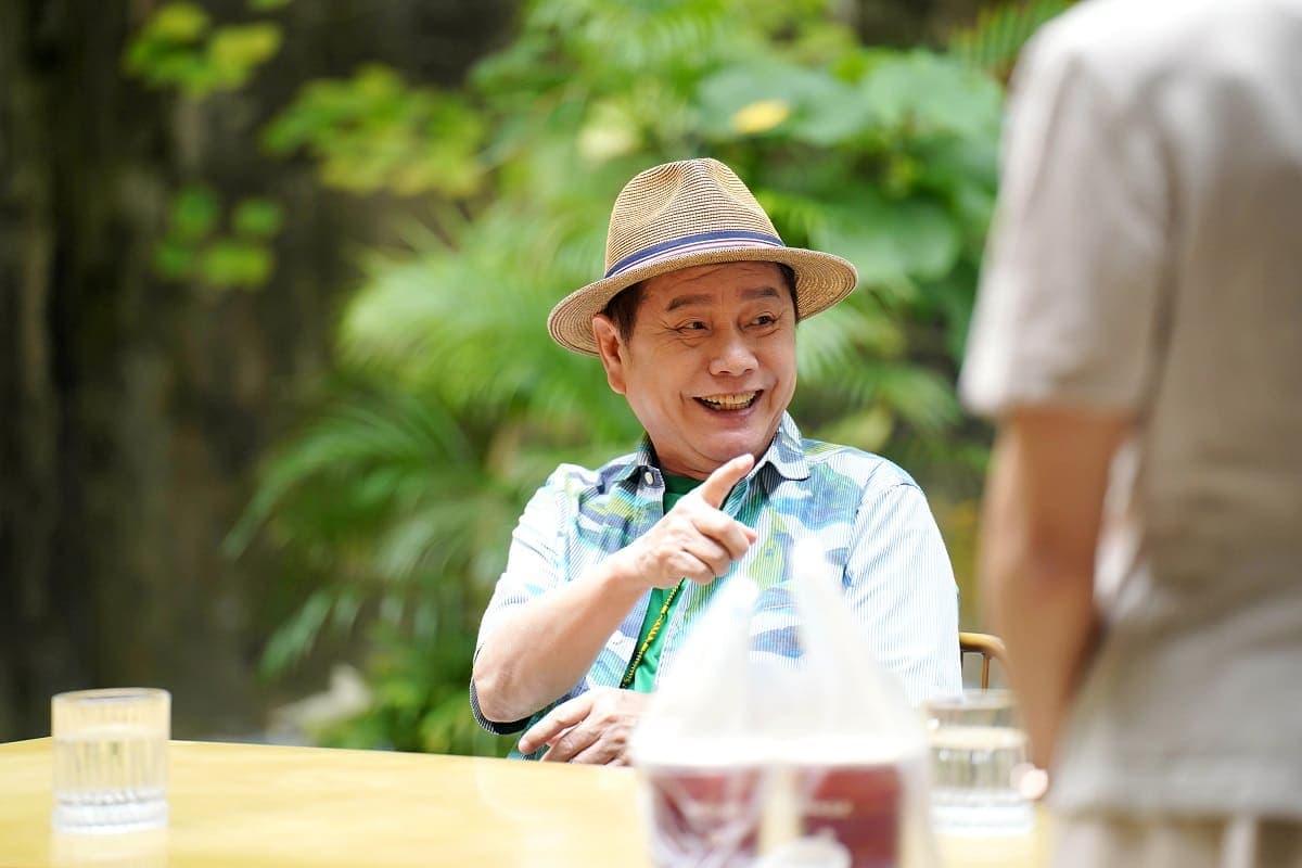劇中飾演小鎮智囊庫的黃西田,劇中與許多新生代演員搭檔。(華視提供)