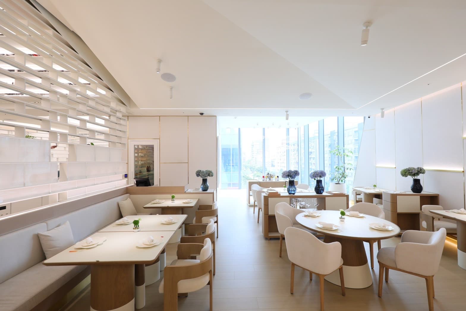 用餐客席區同樣為全白色調，簡約典雅中似乎少了Fine Dining餐廳的距離感。