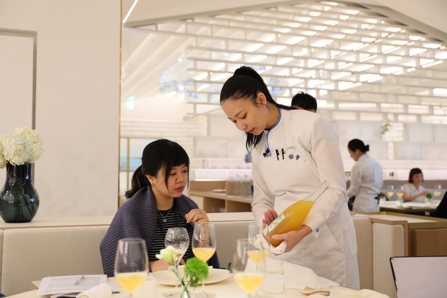 侍酒師Cindy介紹各款酒精、無酒精飲品時精準易懂，也令人更迫不及待嘗試。