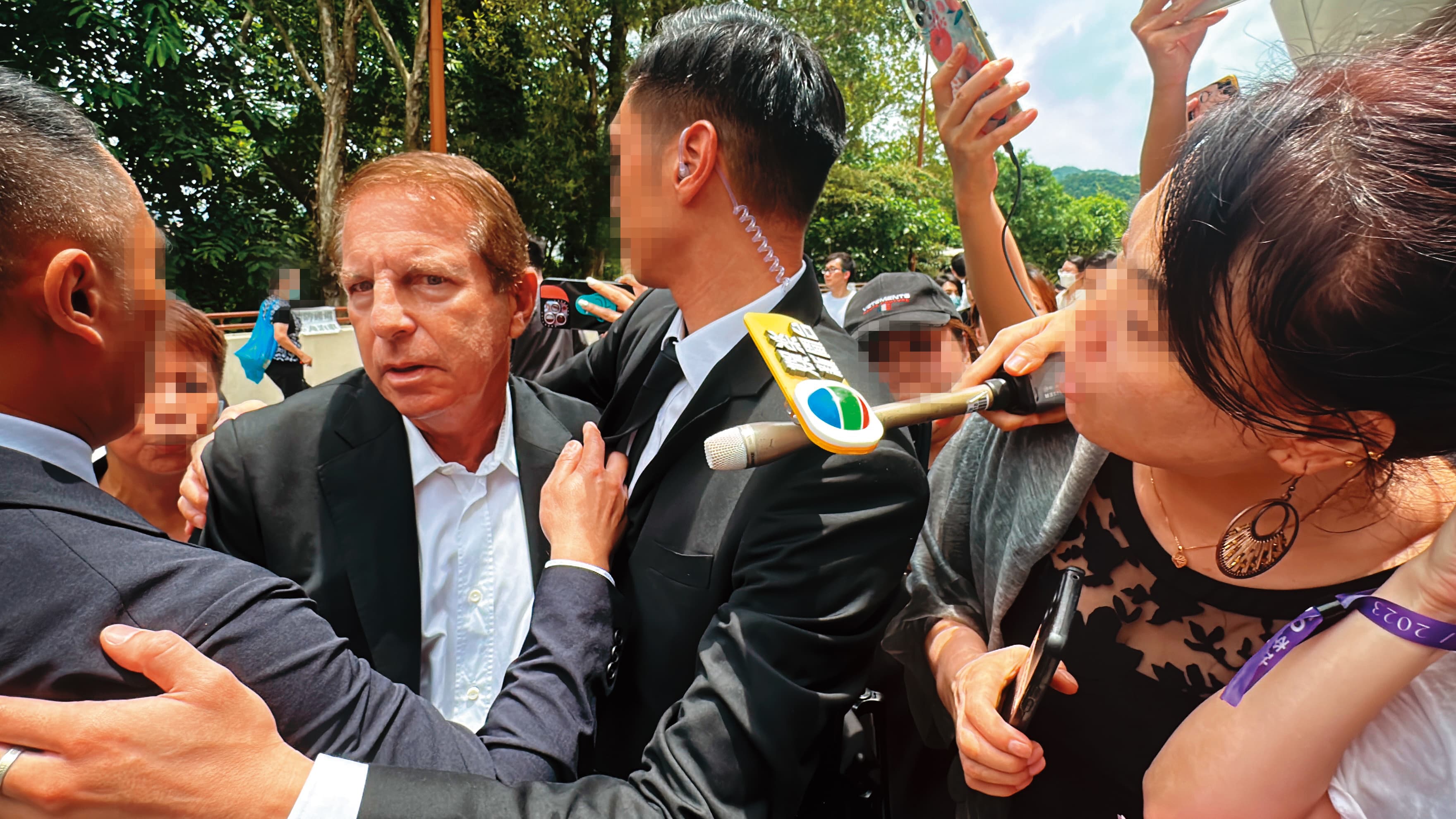 Bruce(左一)出席李玟的告別式,結果慘遭追打,還盛傳送花被拒,但也有人出面否認。(東方IC)