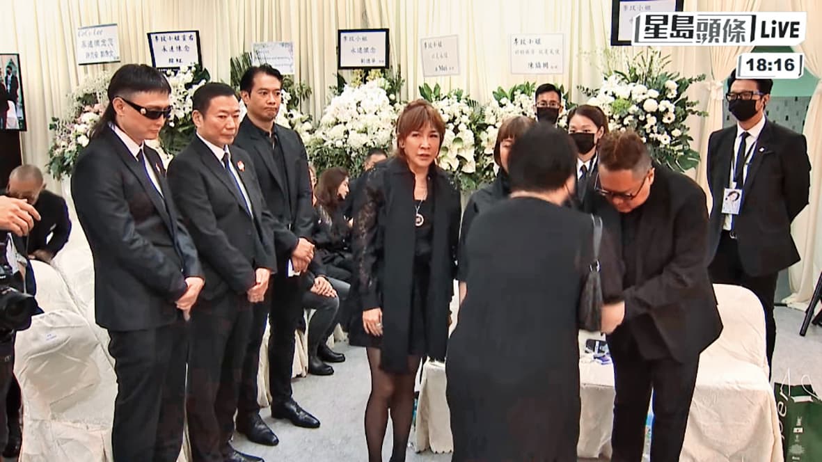 李玟的喪禮及出殯儀式上,李玟的姐姐(前排左四)突然抱著一位男性友人放聲哭喊:「那個衰人(渾蛋,指Bruce)害死了我妹!」引起熱議。(《星島日報》提供)
