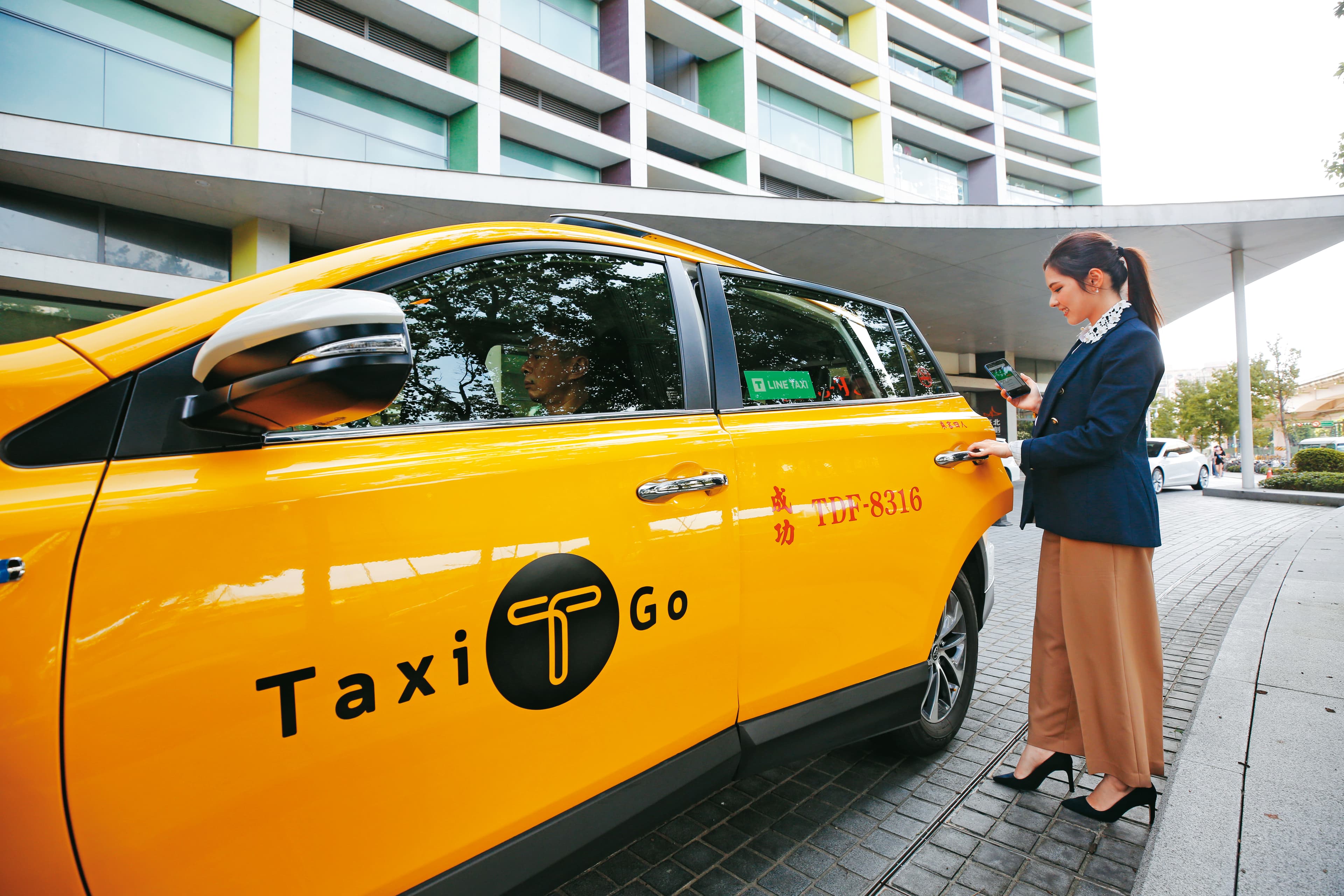 為了擴展移動服務江山,裕隆集團6月入主觔斗雲聯網科技,取得LINE TAXI經營權,一舉擁有360萬客戶。