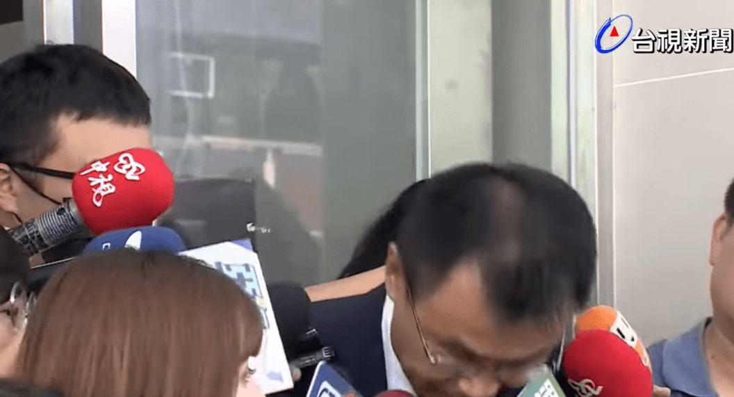 陳吉仲鞠躬道歉。(翻自台視YT畫面)