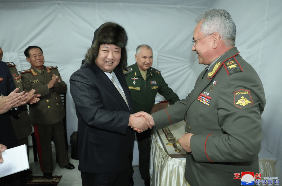 俄羅斯從資料畫面推敲出金正恩的頭型與尺寸大小,為他製作合適的帽子。(翻自《太陽報》)