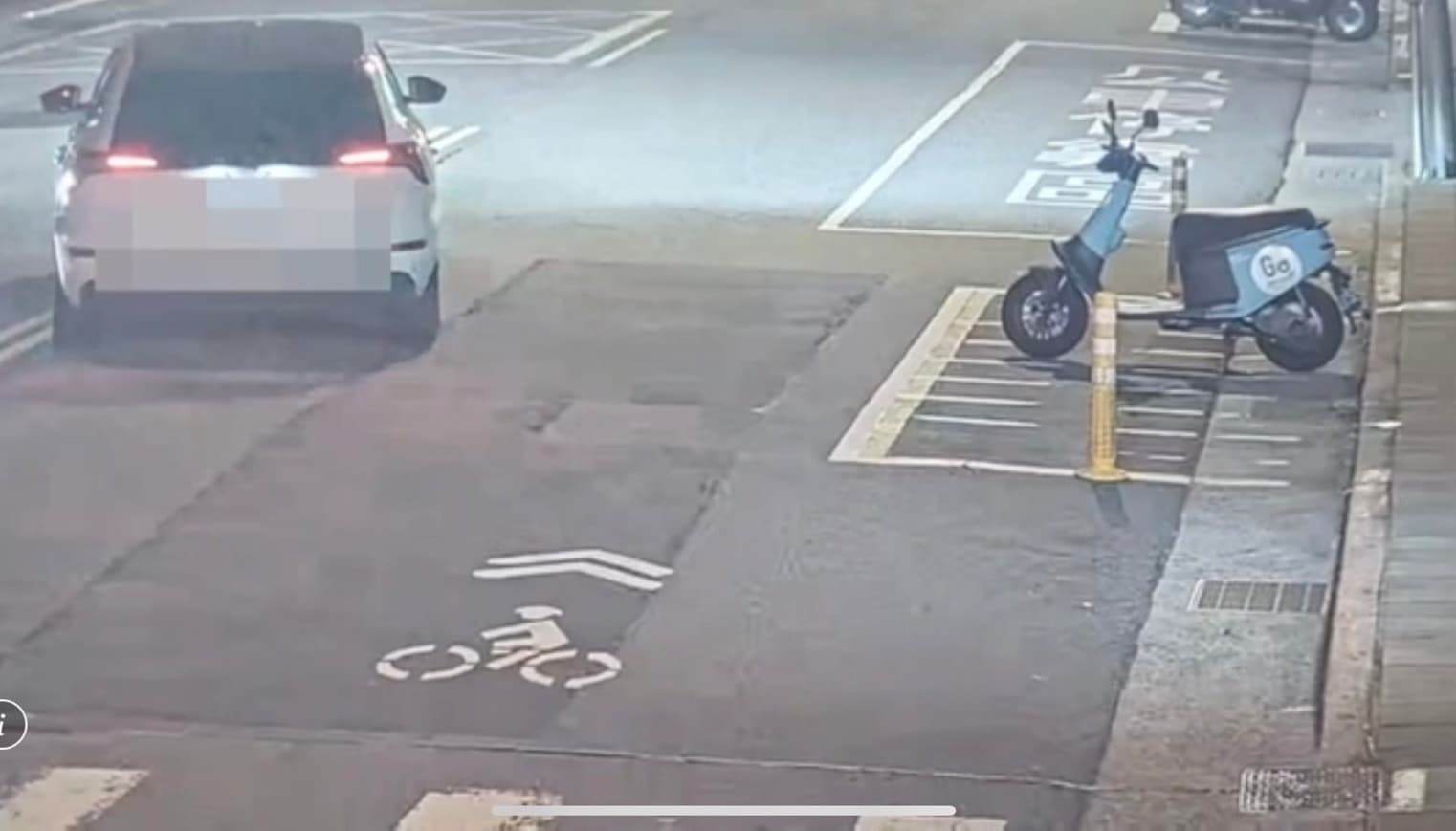 陳男酒後駕車,開著爆胎車輛一路蛇行。(翻攝畫面)