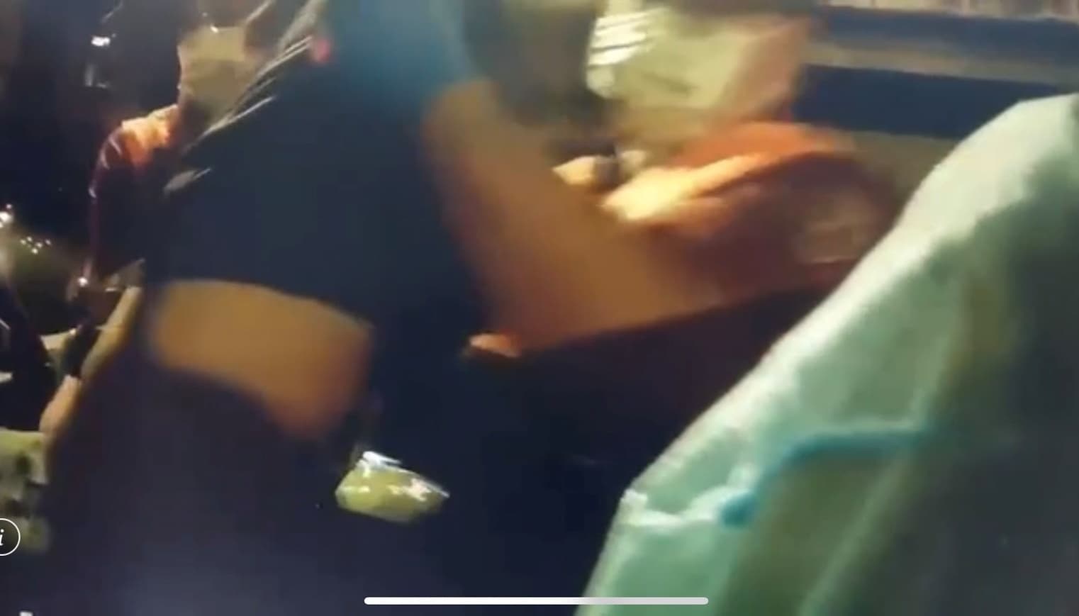 警消合力將泥醉的陳男抬出駕駛座送醫。(翻攝畫面)