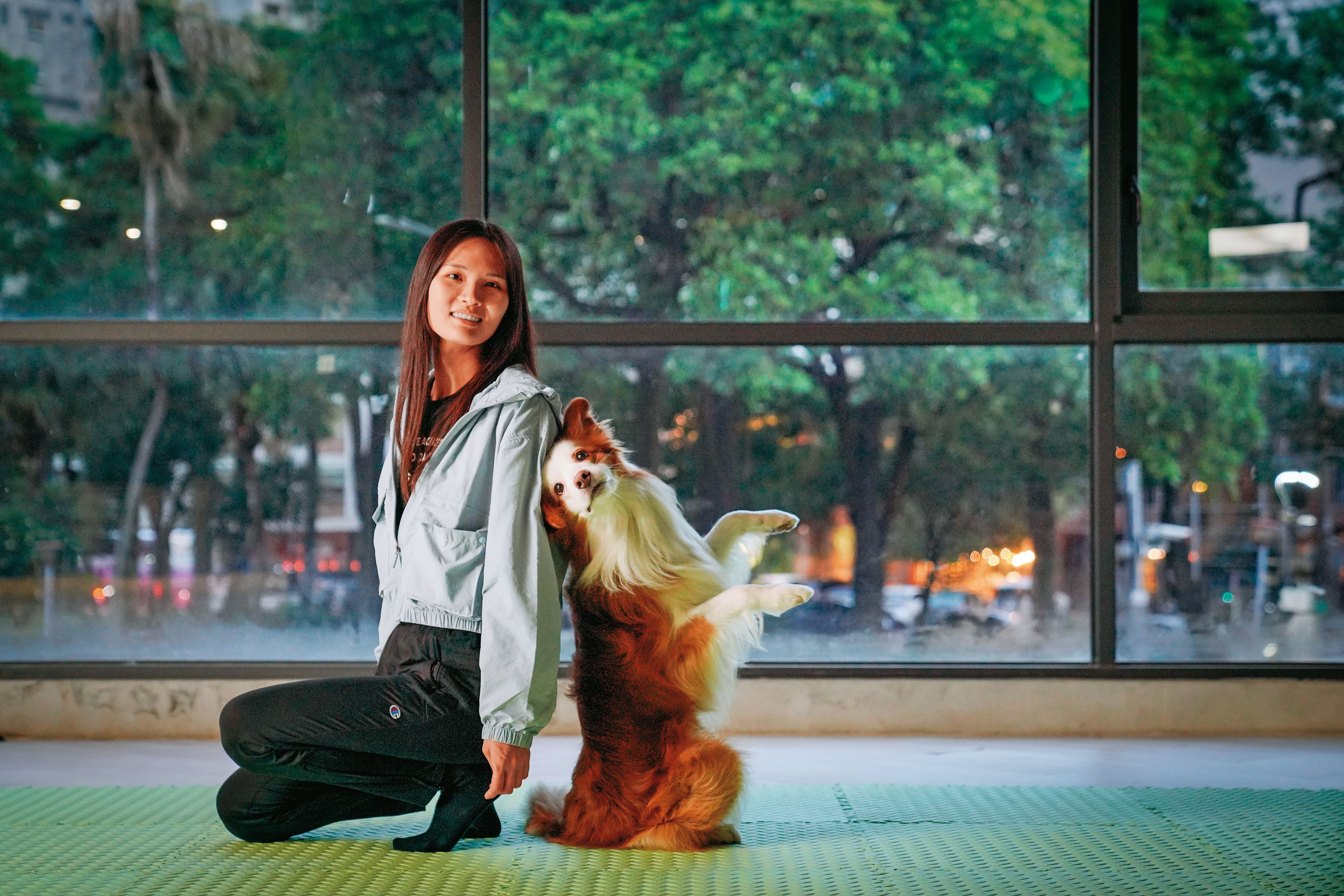 莊珺涵為了愛犬「布布」,從害羞寡言的上班族變成與狗共舞的冠軍,進而開課創業。
