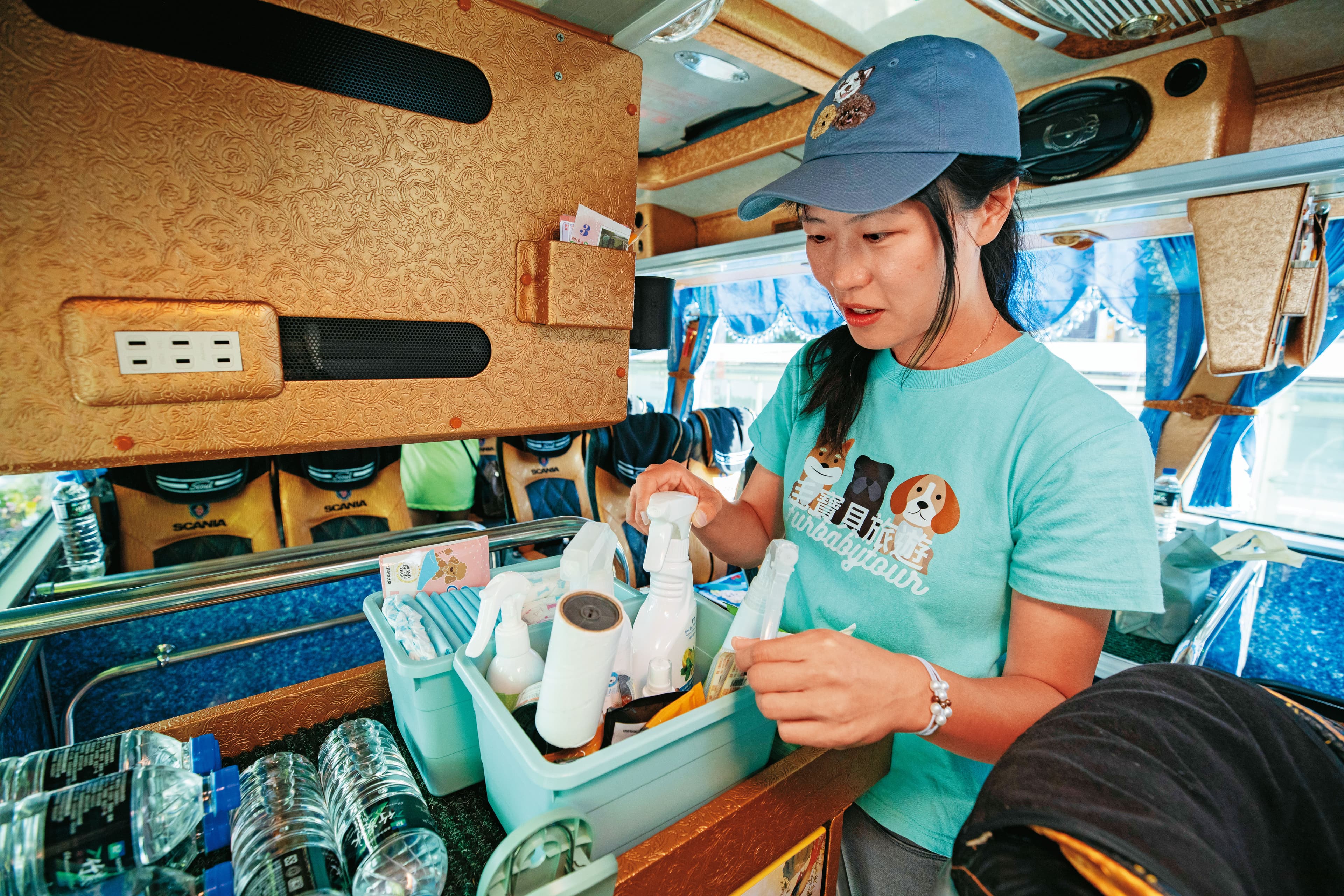 出團前,陳依凌會在車上準備毛孩的尿布、尿墊,以及除臭、清潔等相關用品。