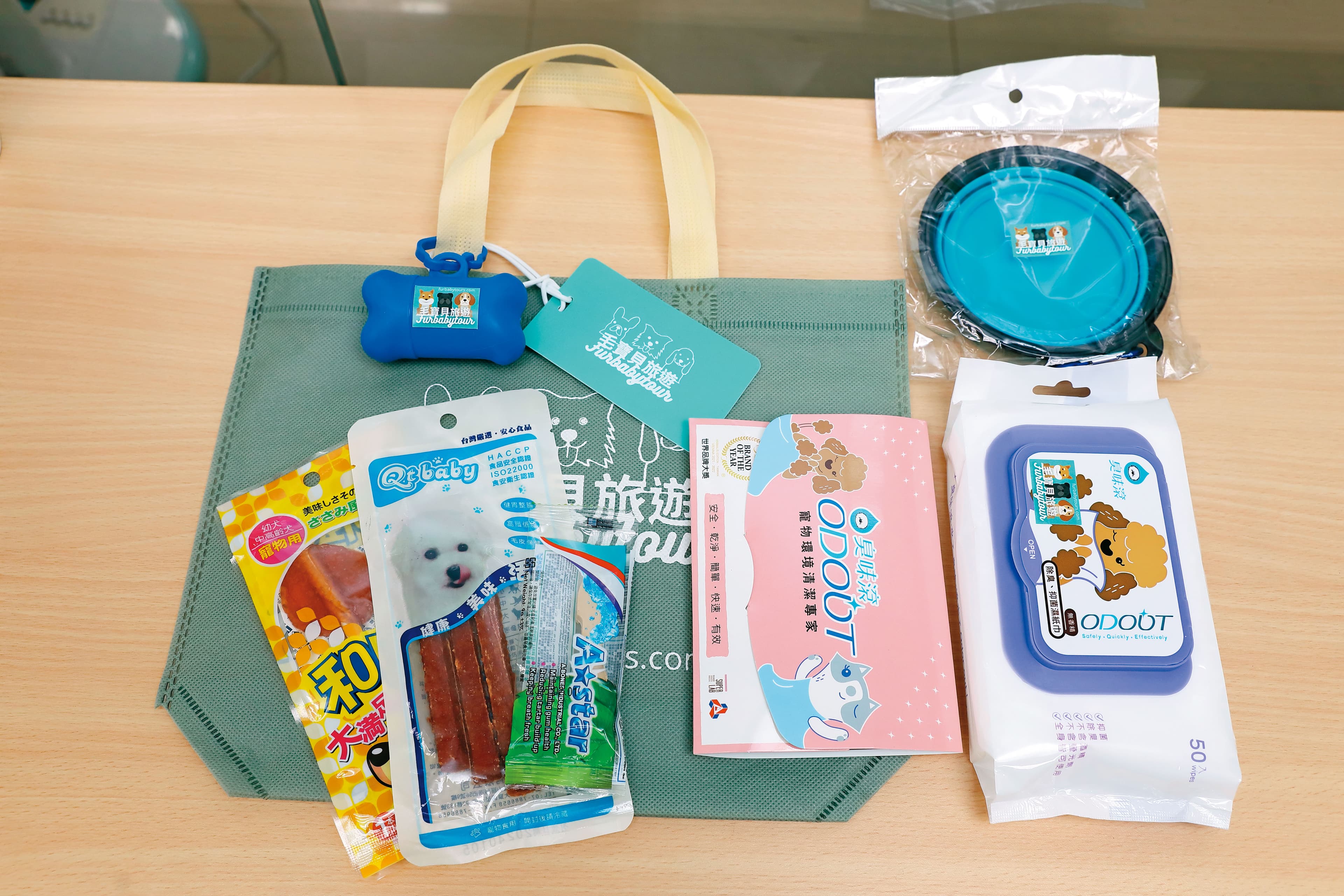 陳依凌送的出遊贈品是伸縮碗、撿便袋、濕紙巾和零食,相當實用。