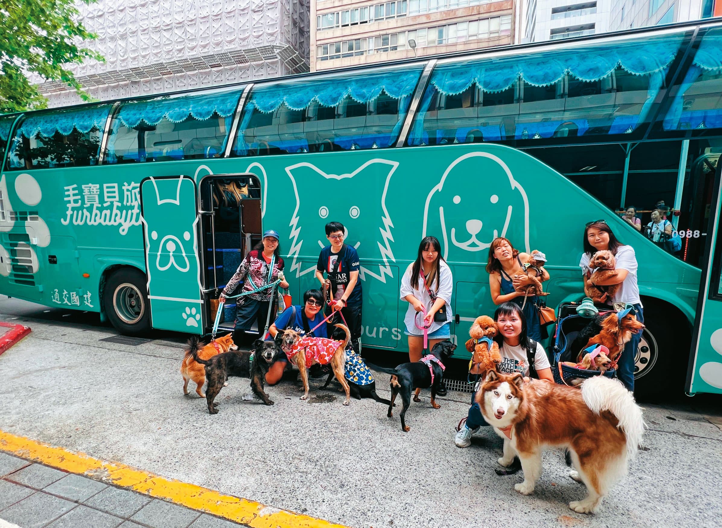 毛寶貝旅遊的集合點選在北市捷運松江南京站1號出口,因為該處有電梯,附近是公園,也有便利商店,適合帶毛孩等待。(陳依凌提供)