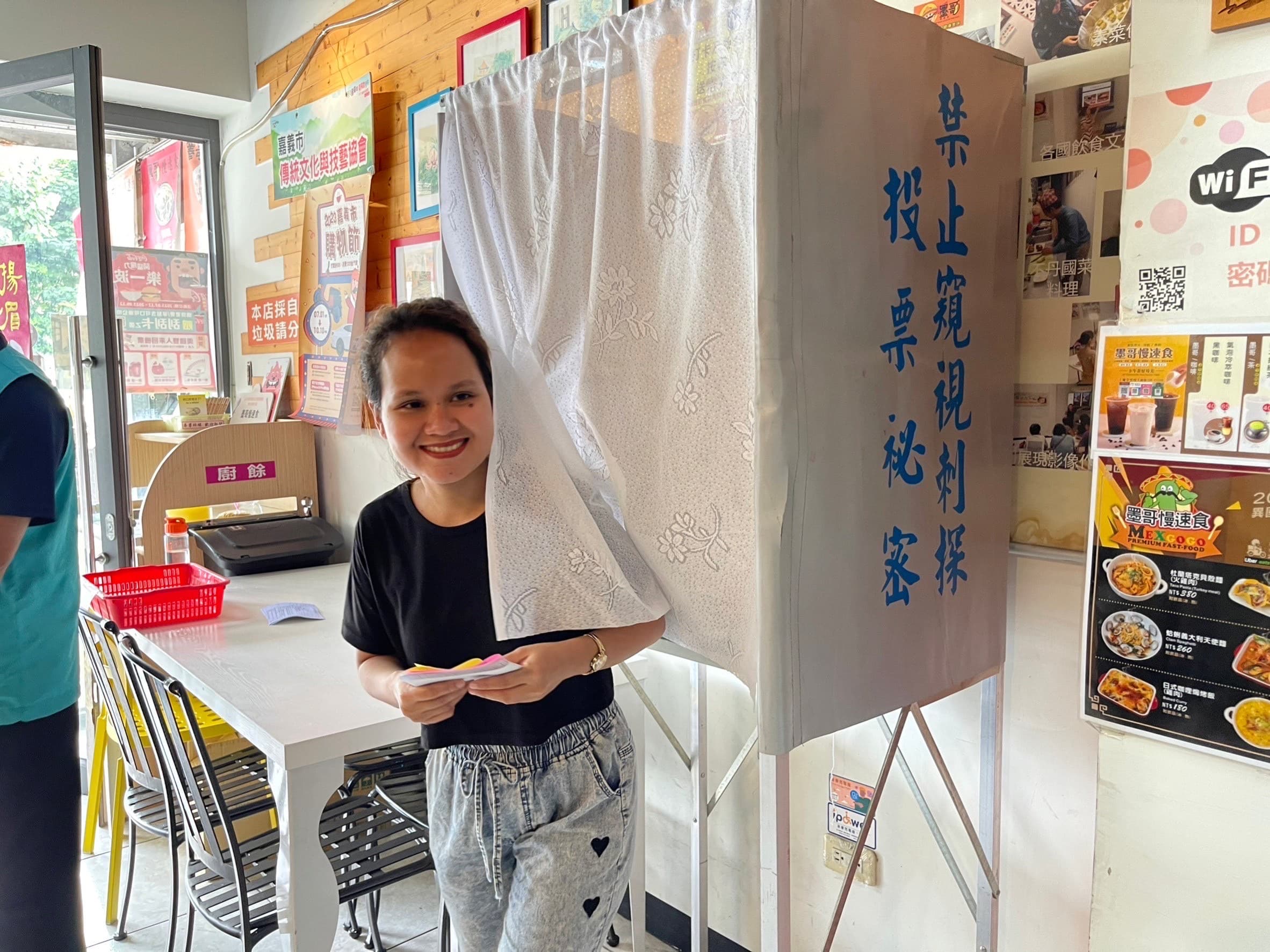 印尼新住民SRI開心地完成模擬圈選。(移民署嘉義市服務站提供)