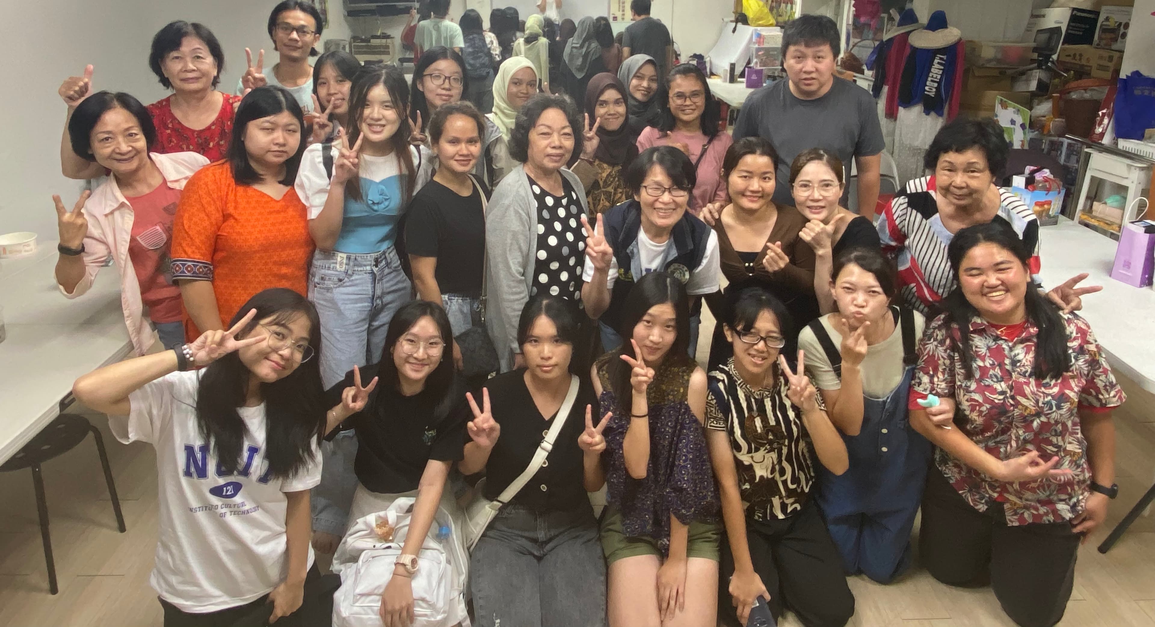參與民眾一起合影。(移民署嘉義市服務站提供)