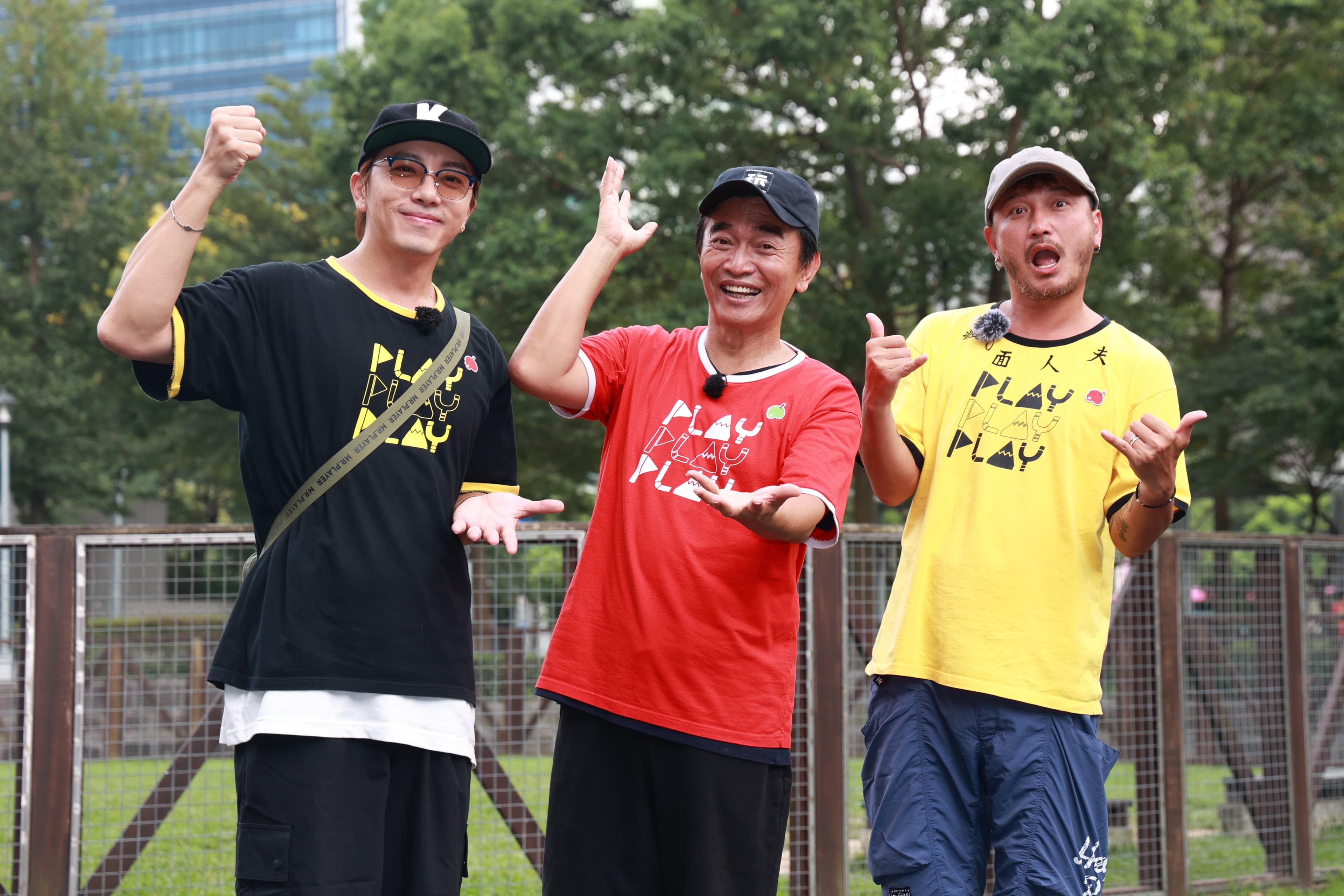謝坤達(左起)、吳宗憲、KID出外景錄影。