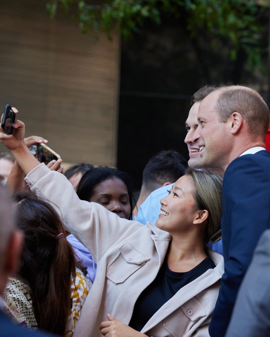 威廉王子親民與紐約客自拍。(翻攝princeandprincessofwales IG)