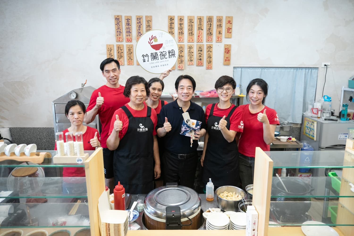 今年7月副總統賴清德因公前往嘉義，沒公開的私人行程特別前往鈴蘭碗粿吃碗粿。（呂意如提供）