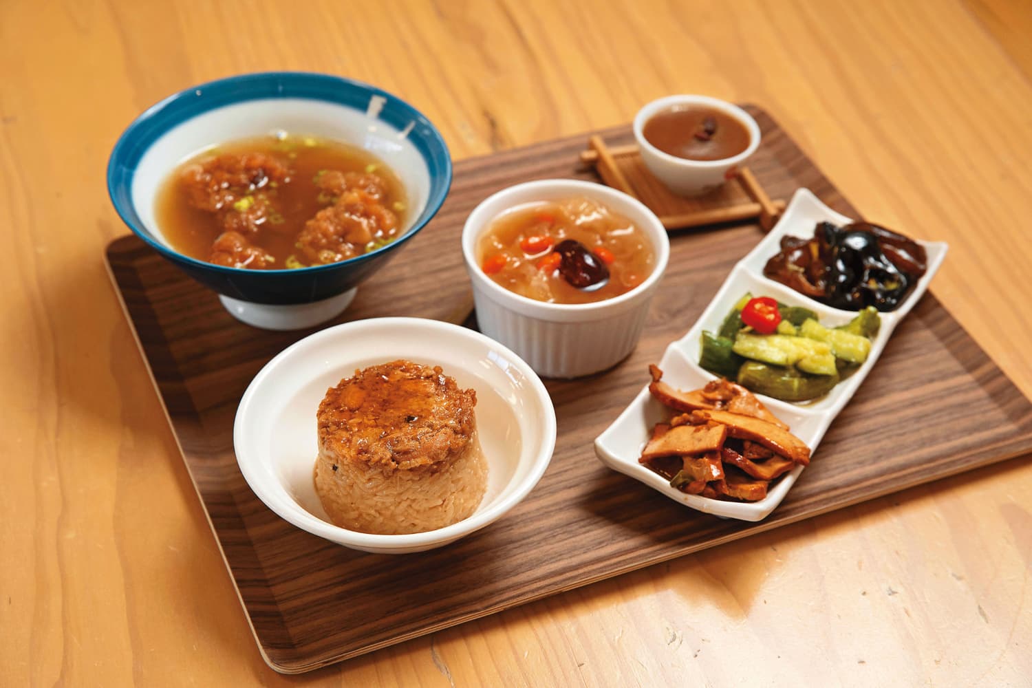鈴蘭碗粿除了碗粿，也販售米糕、肉骨酥湯等能吃飽的菜色，二店還搭配小菜、甜湯推出套餐。