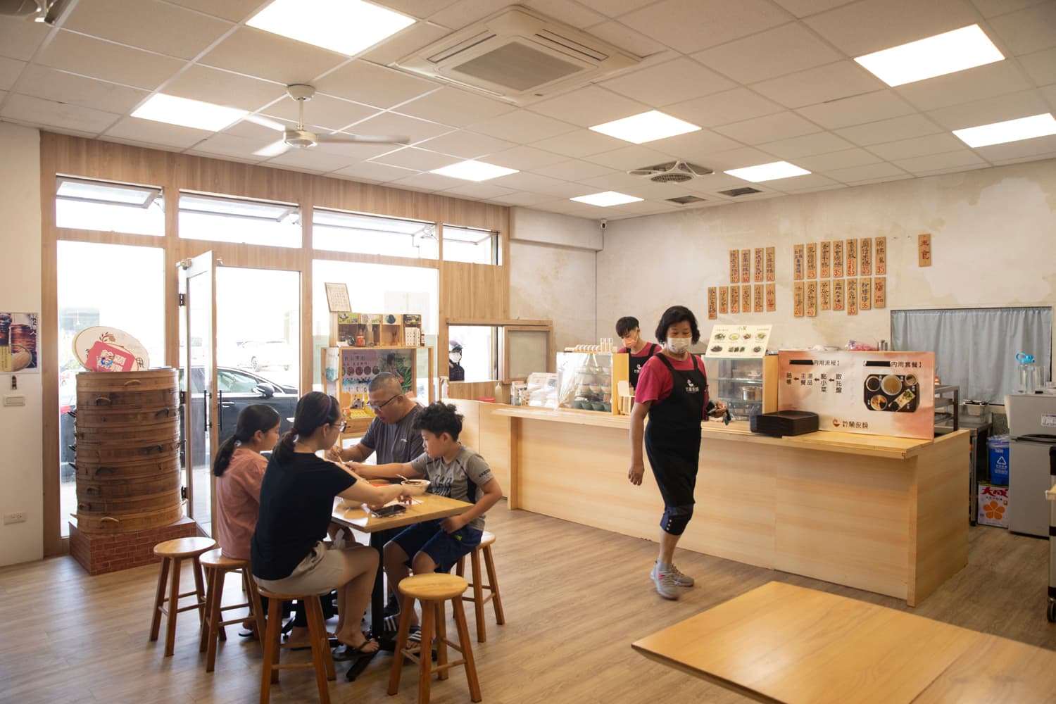 鈴蘭碗粿二店隆興店店址選在前往阿里山必經之路，吸引許多觀光客、自駕遊的家庭客。
