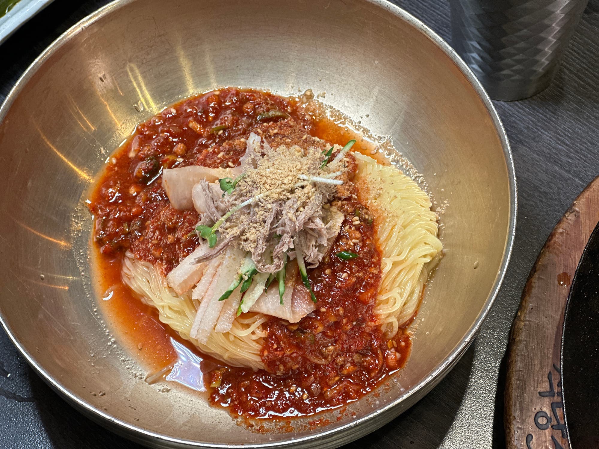 喜歡吃乾拌麵的人可選淋上濃郁辣醬的「拌麥麵」(單點9,000韓元/份,約NT$225,搭配煎豬排6,000元/份,約NT$150)