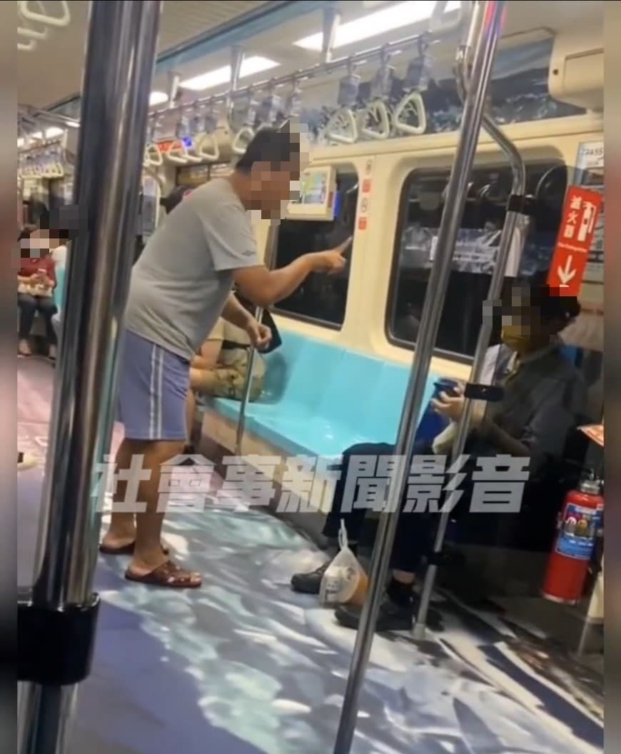 有一名女乘客主動給「要錢哥」百元鈔,他才露出笑容。(翻攝自社會事新聞影音)