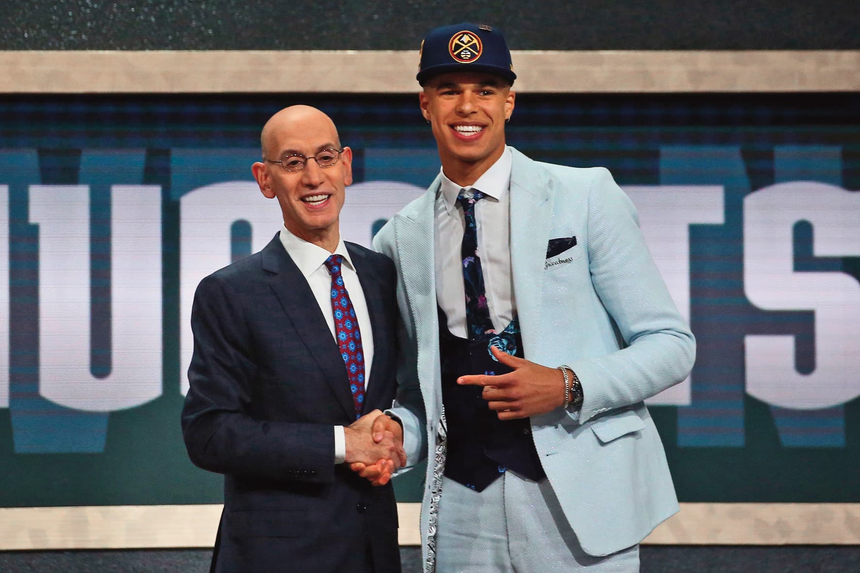 小波特（右）2018年選秀會以第14順位被金塊選中。左為NBA總裁蕭華（Adam Silver）。（東方IC）