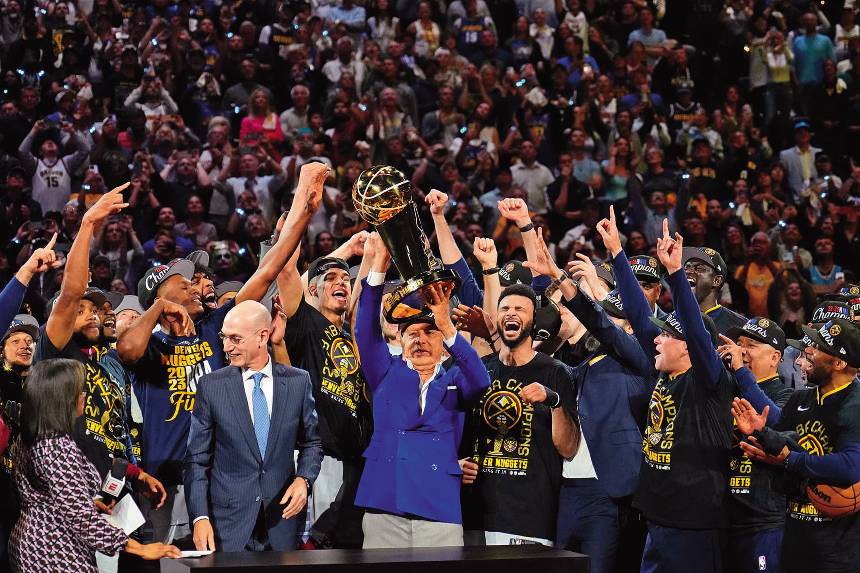 金塊今年6月奪下首座NBA總冠軍，金塊老闆克倫克（Stan Kroenke）高捧金盃，小波特（第二排左三）與隊友們興奮歡呼。（東方IC）