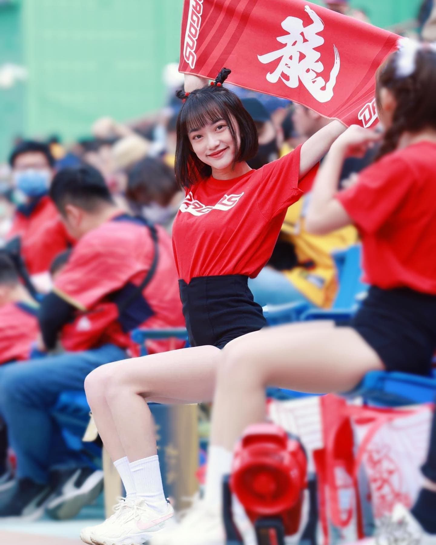中職味全龍啦啦隊練習生寧寧遭球迷肢體觸碰,在IG警告「但請不要觸碰我的身體」。(翻攝自寧寧 Ning Ning臉書)