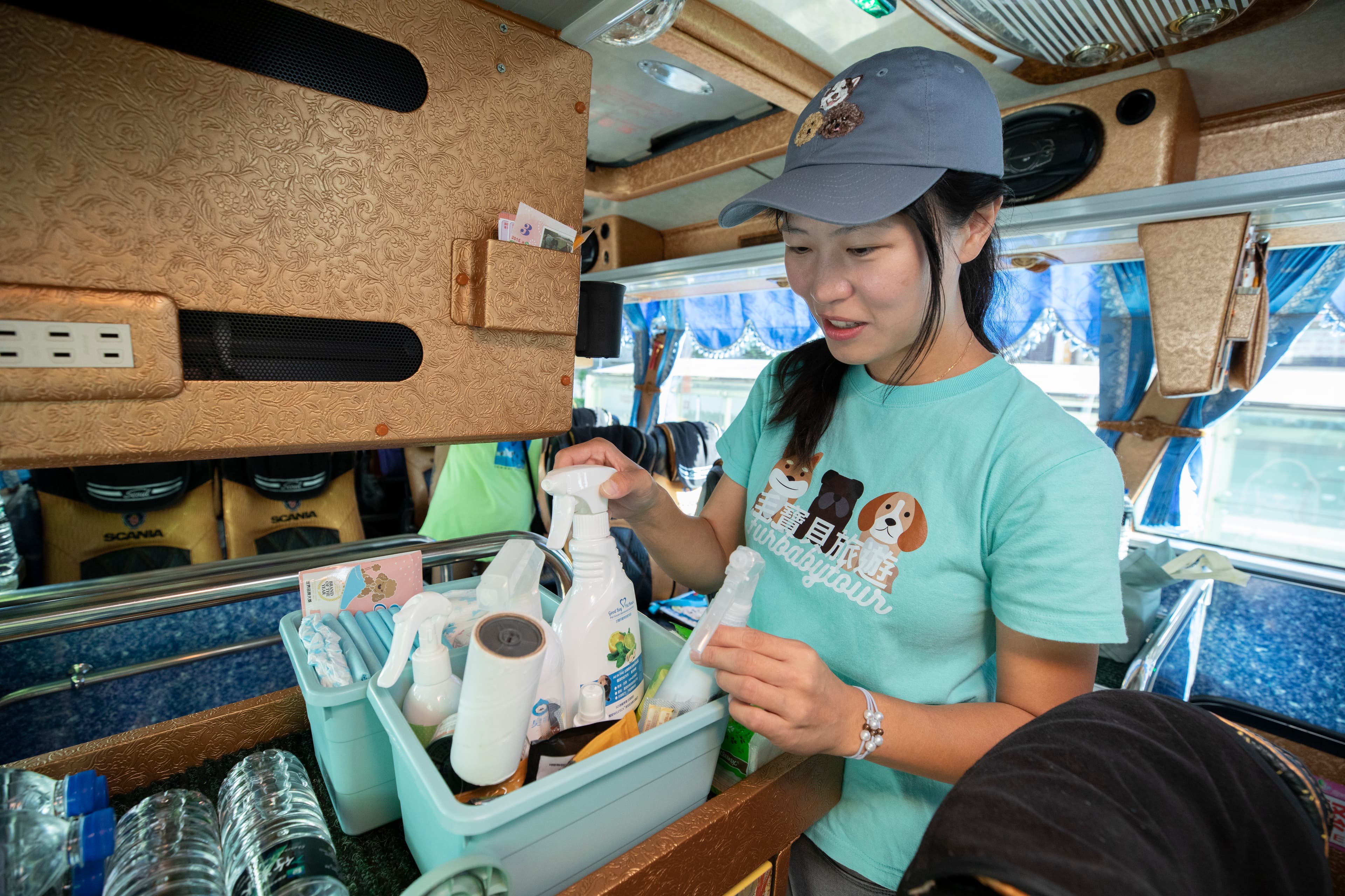 出團前,陳依凌會在車上準備毛孩的尿布、尿墊,以及除臭、清潔等相關用品。
