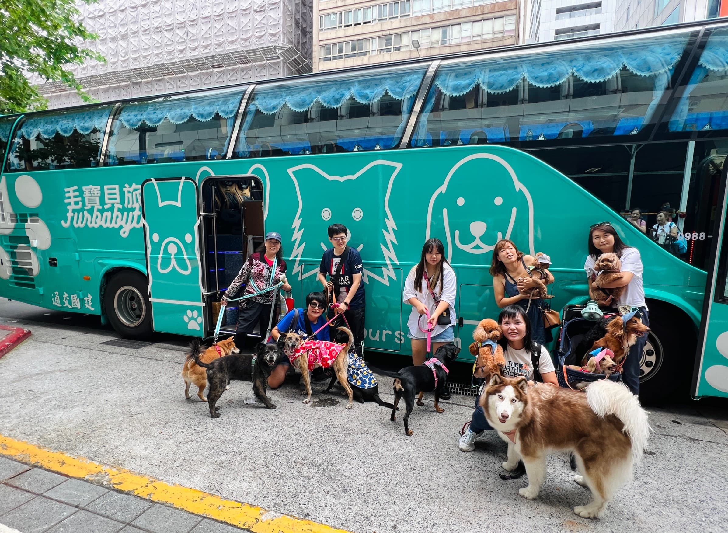 毛寶貝旅遊的集合點選在北市捷運松江南京站1號出口,因為該處有電梯,附近是公園,也有便利商店,適合帶毛孩等待。(陳依凌提供)