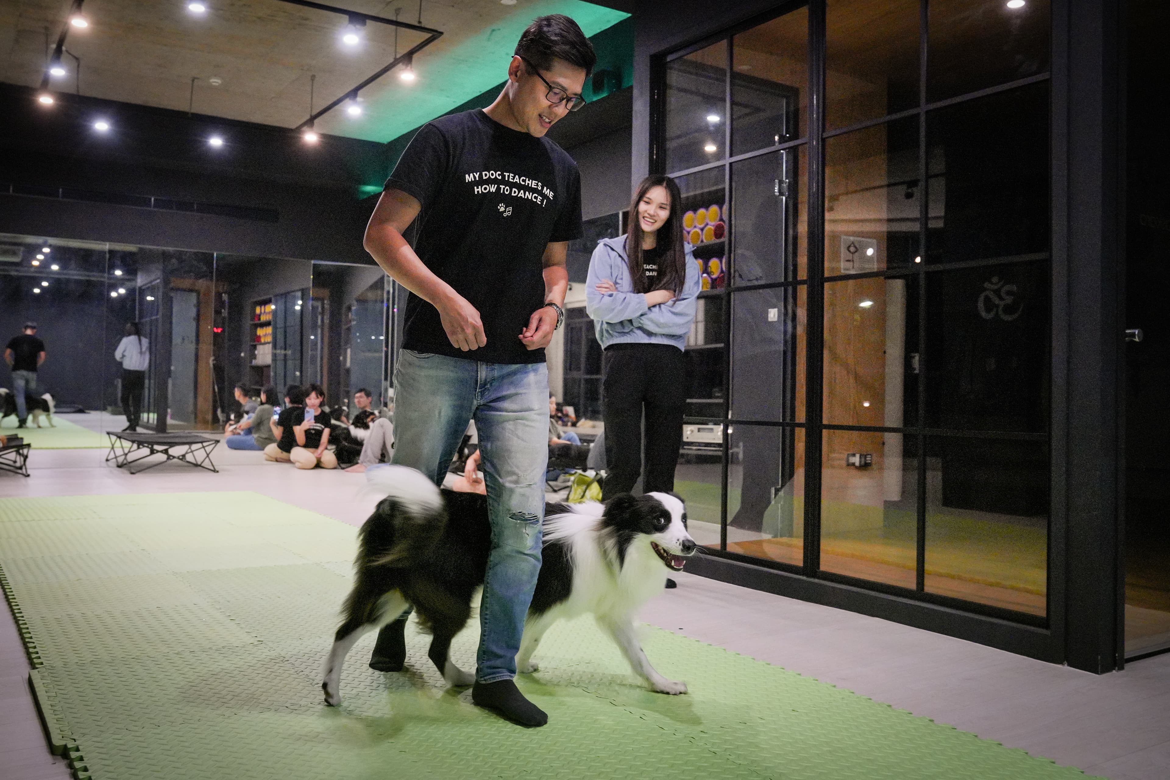莊珺涵（右）為了愛犬「布布」，從害羞寡言的上班族變成與狗共舞的冠軍，進而開課創業。