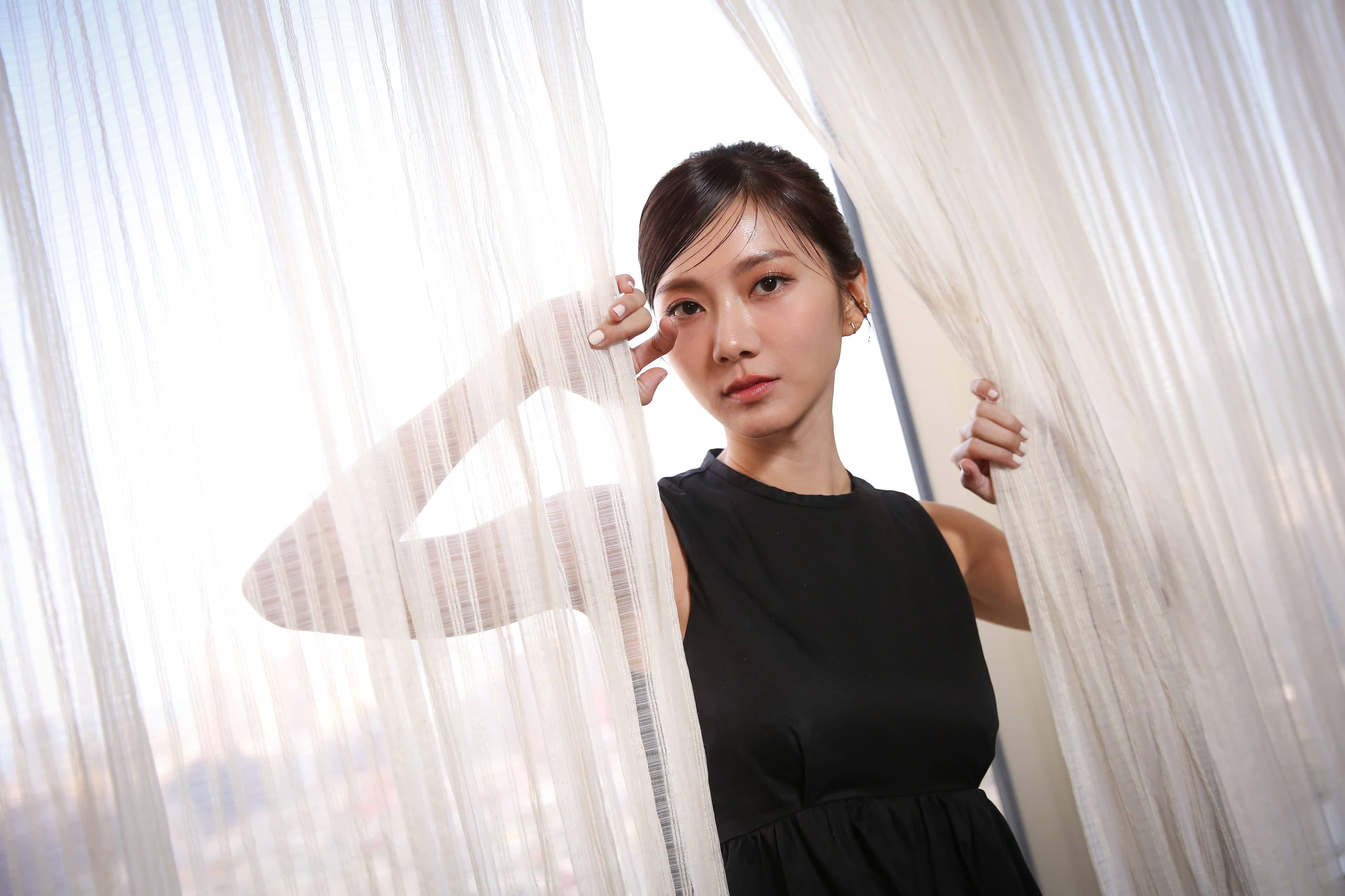 入行前的工作經驗只有賣豆花,蔡黃汝職場經驗不多,卻要演一位八面玲瓏的祕書,多虧2個姐姐給她很大幫助。