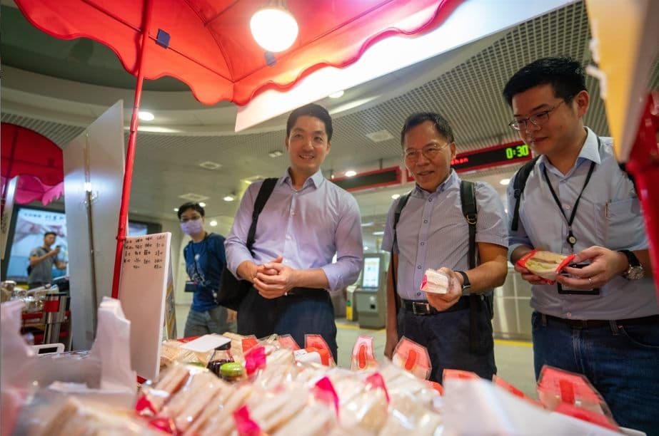 蔣萬安到捷運早餐生活節的攤位挑選早餐。(北捷提供)