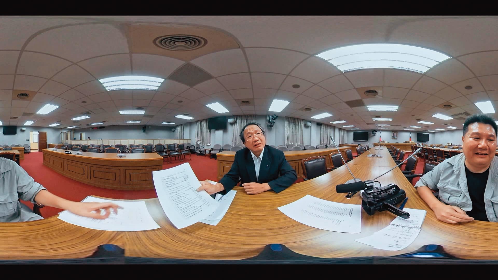 為追查農委會官員是否違反實驗室生物安全,李惠仁(右)採訪時任農委會副主委黃金城(左)。(公視提供)