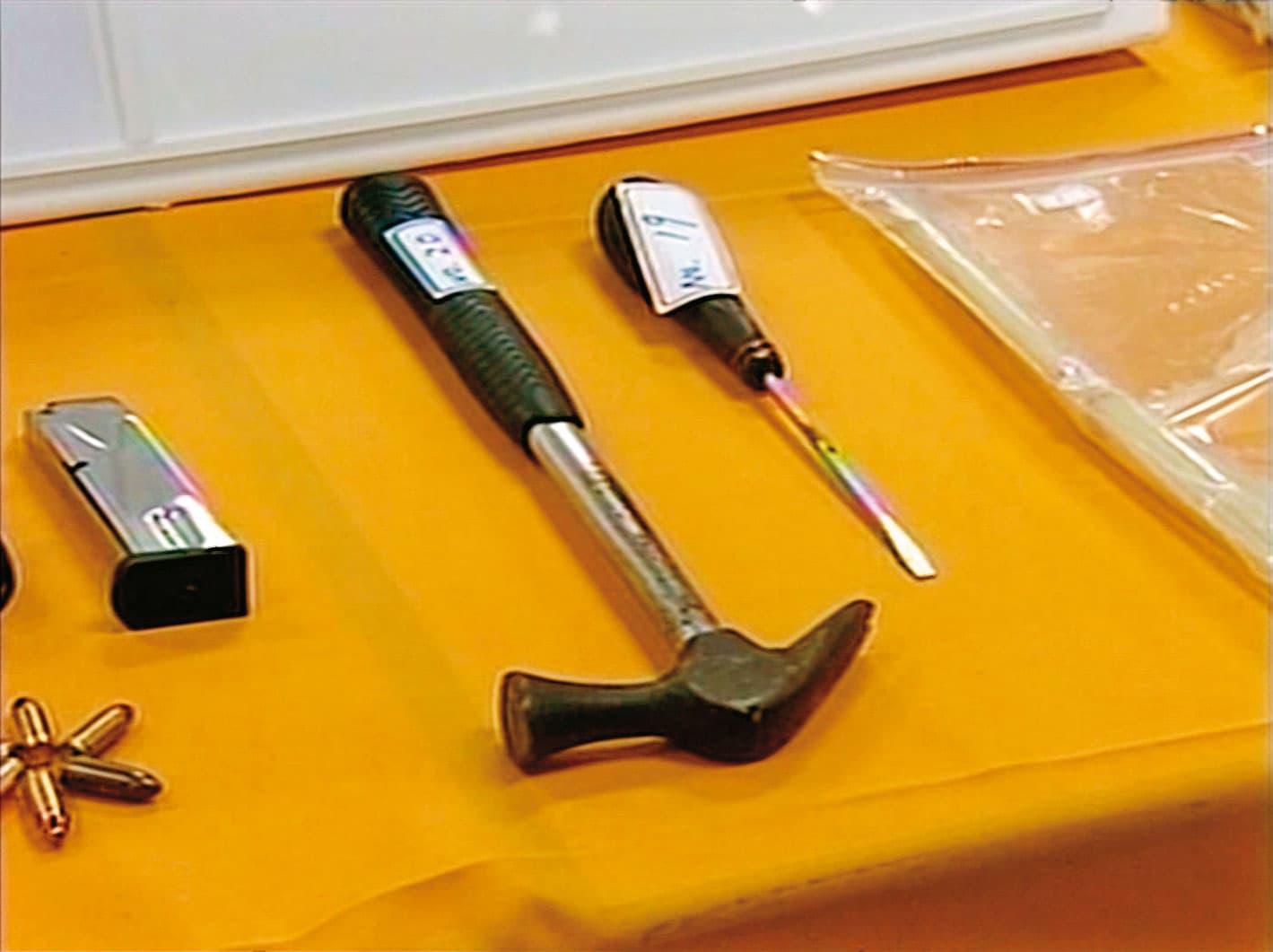 警方追查近1個月後宣布破案,也查扣犯案用的鐵鎚等工具。(東森新聞提供)